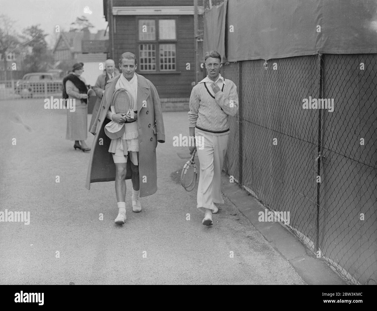 Austin sconfigge Jones in apertura round di campionati di corte dura Bournemouth . N W ( Bunny ) Austin ha sconfitto C M Jones 6 - 1 , 8 - 6 , 10 - 8 nel round di apertura dei campionati di hard Court della Gran Bretagna al West Hants club di Bournemouth . Spettacoli fotografici , H W Austin e C W Jones che camminano verso la corte di Bournemouth .. 27 aprile 1936 Foto Stock
