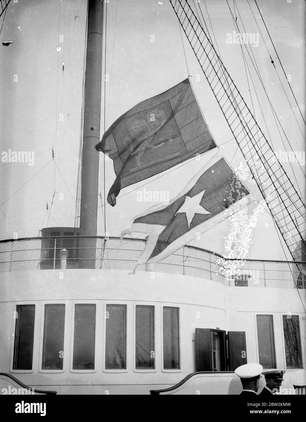 La regina Mary , consegnata a Cunard White Star a Southampton , vola le sue nuove bandiere . La Regina Mary RMS è ora ufficialmente una Cunard White Star Liner . Le bandiere di John Brown e della Compagnia dei costruttori navali , sono state abbassate a bordo della nave gigante di Southampton e la bandiera della Cunard White Star è stata issata al loro posto. Foto , che issava le bandiere Cunard White Star e abbassava la bandiera John Browns come la ' Queen Mary' fu consegnata a Southampton . 12 maggio 1936 Foto Stock