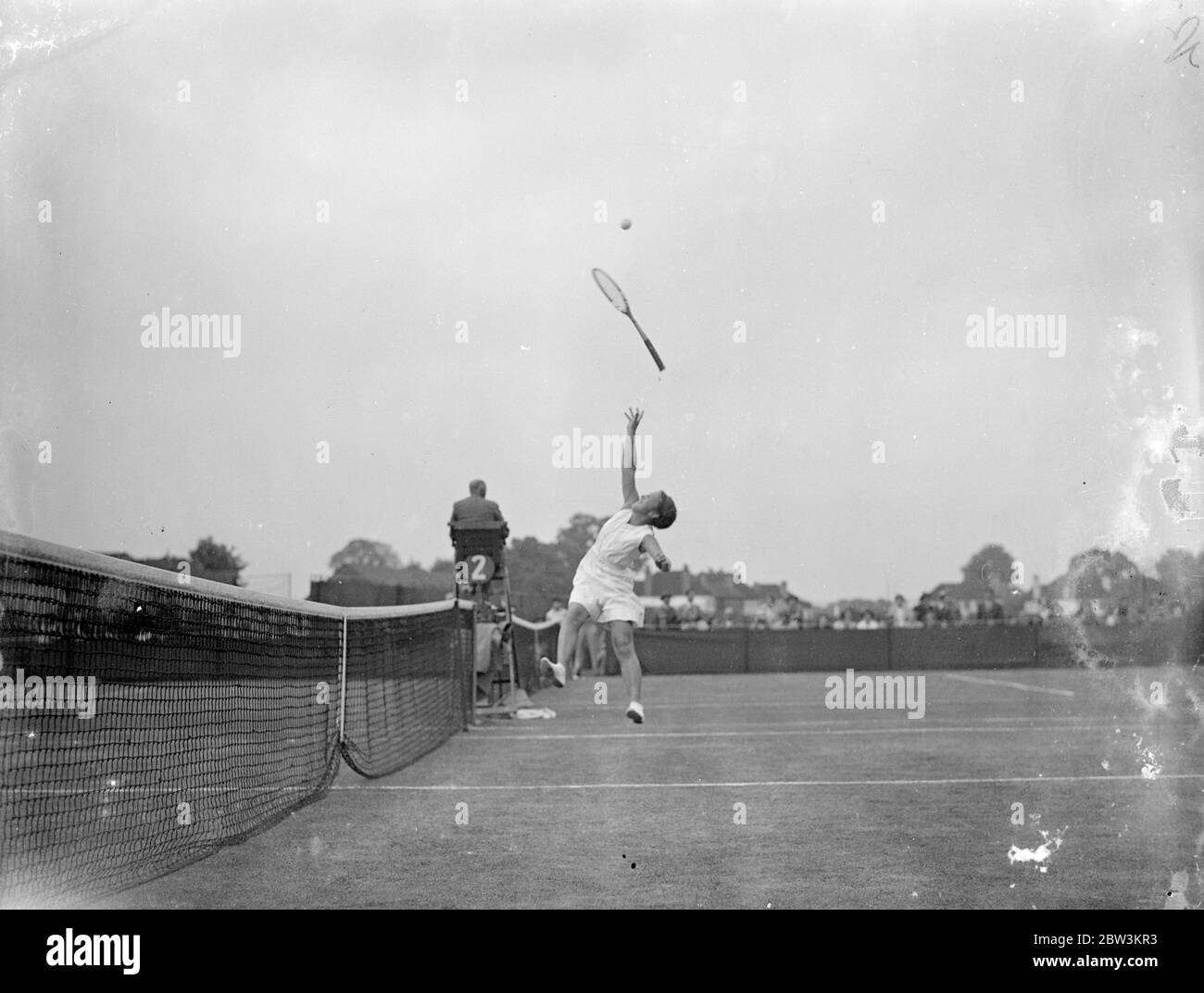Senorita Lizana perde la sua racchetta in finale Surrey - battuto da Miss Round Miss Dorothy Round batte Senorita Anita Lizana , campione cileno , nella finale dei campionati di tennis Surrey a Surbiton . Spettacoli fotografici : Senorite Lizana perde la racchetta durante la partita . 22 maggio 1936 Foto Stock