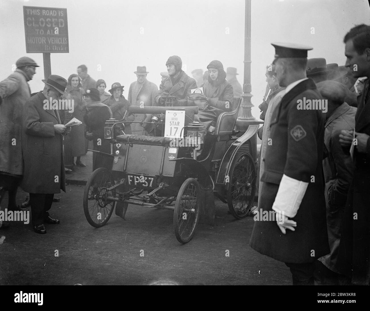 La vecchia corsa annuale di auto a Brighton comincia nella nebbia. In auto aperte e guidando in nebbia fitta , gli automobilisti hanno cominciato dalla rivista di Hyde Park , Londra , il 41 annuale Commemoration run a Brighton . La ' corsa', in cui un record di 116 automobili, ciascuna di almeno 33 anni, partecipava alla celebrità dell' emancipazione degli automobilisti. Prima del 1896 ogni veicolo a motore doveva essere preceduto da un uomo con bandiera rossa . Spettacoli fotografici , F S Rowden' s 1896 Star , uno dei primi costruiti dalla Star Company , a partire da Hyde Park . 21 novembre 1937 Foto Stock