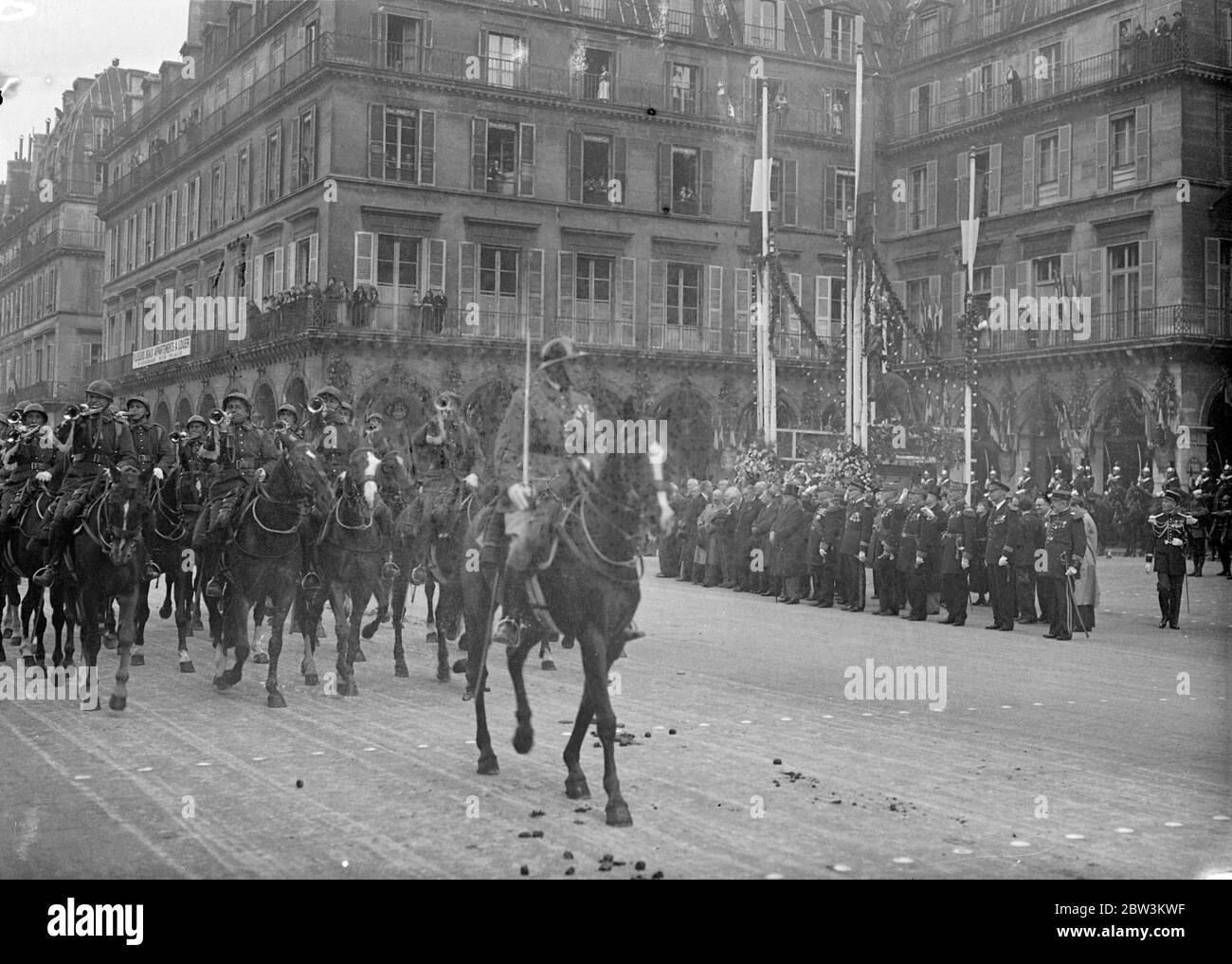 Migliaia di persone celebrano la giornata di Giovanna d' Arco a Parigi . Migliaia di membri della Croix de Feu (organizzazione fascista francese ) e di altri seguaci della destra , dell' esercito e del governo hanno partecipato alle celebrazioni annuali di Parigi, il giorno di Giovanna d' Arco . Una grande processione passò dalla statueof di San Giovanna in Place St Augustine alla statua in Place de Pyramides in Rue de Rivoli , dove il colonnello de la Rocque , capo della Croix de Feu , prese il saluto . Spettacoli fotografici , truppe che passano la statua in Place de Pyramides in rue de Rivoli . 10 maggio 1936 Foto Stock