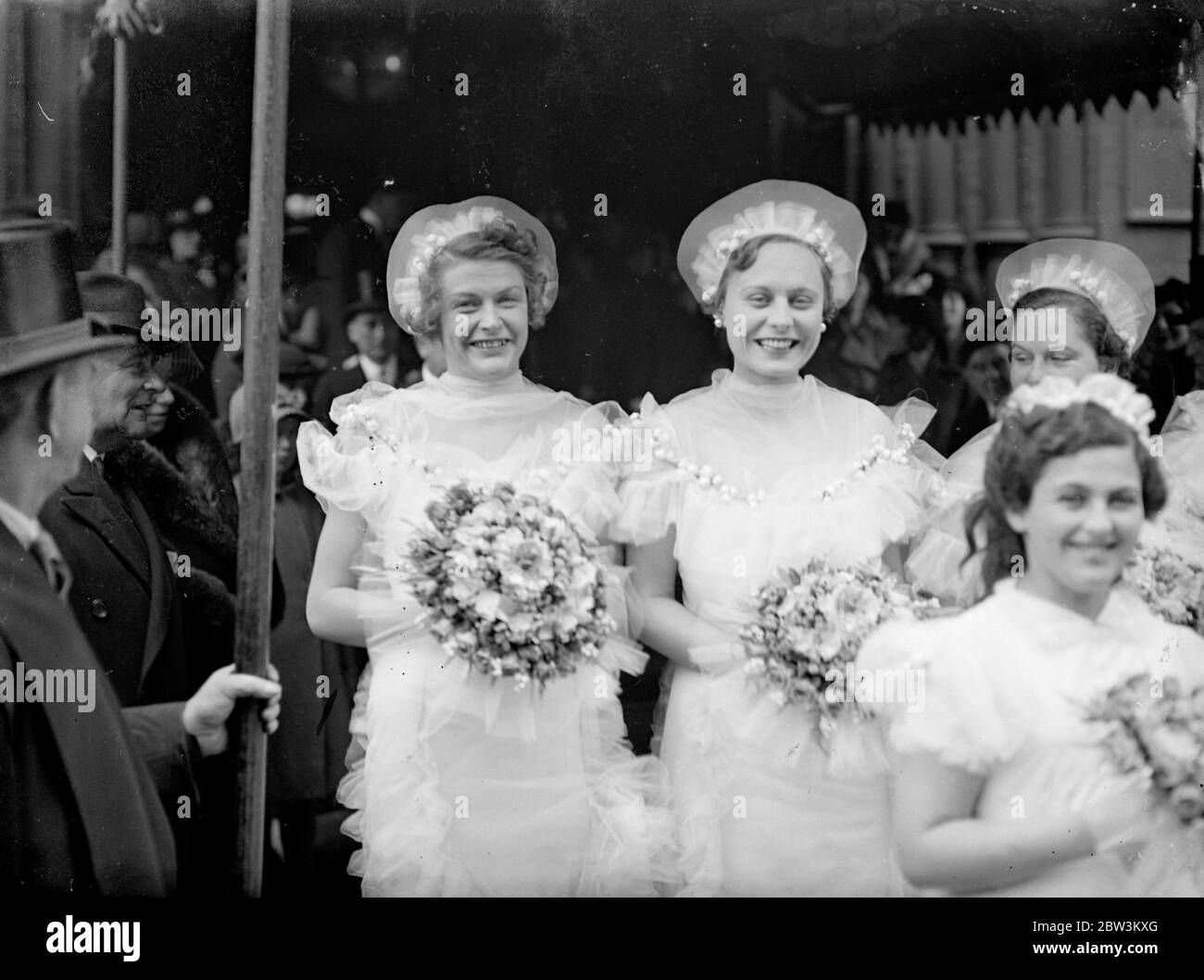 Figlia del candidato presidenziale americano come bridemaid al matrimonio di Londra . La sig.ra Baulah Macfadden , figlia del sig. Barnarr Macfadden , editore plurilionaire americano che spera di essere candidato alla Presidenza americana , era una bisnonna al matrimonio della sig.ra Anita Cohen , figlia del sig. E della sig.ra Micheal Cohen di New York, E Joel Fredman, avvocato della città, presso la Sinagoga West End di St Petersburg Place, Londra. La signora McFadden ha iniziato la vita come appassionato di cultura fisica e una piccola pubblicazione che sostiene la cultura fisica per i ragazzi di tutte le età si è sviluppata in uno dei più grandi ch Foto Stock