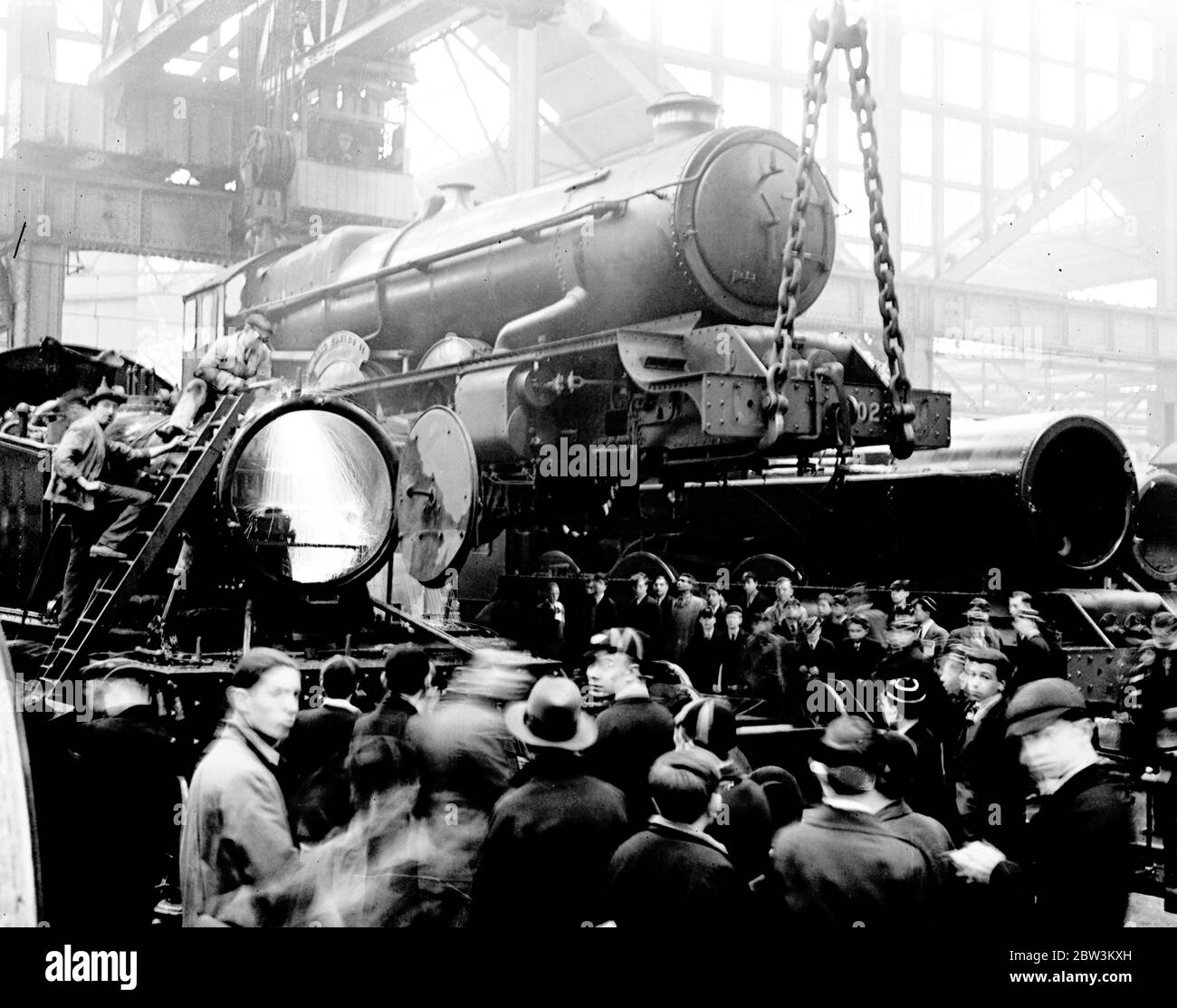 Gli studenti londinesi tra i Re, tour speciale delle opere di locomotiva Swindon. Ragazzi di molte scuole tecniche londinesi lasciarono i regni della teoria e dei modelli e ebbero l'opportunità di vedere veramente cosa fa girare le ruote ferroviarie quando, durante il giorno degli scolari, girarono le enormi opere di locomotiva della ferrovia Grande Occidentale a Swindon . Sotto la guida di esperti , i ragazzi girarono i negozi e guardarono la costruzione di locomotive dai piccoli motori a cisterna , dalle 'cameriere di tutto il lavoro' ai giganti della classe del re e del castello che rompono il disco. Ogni fase della locomotiva manuafac Foto Stock