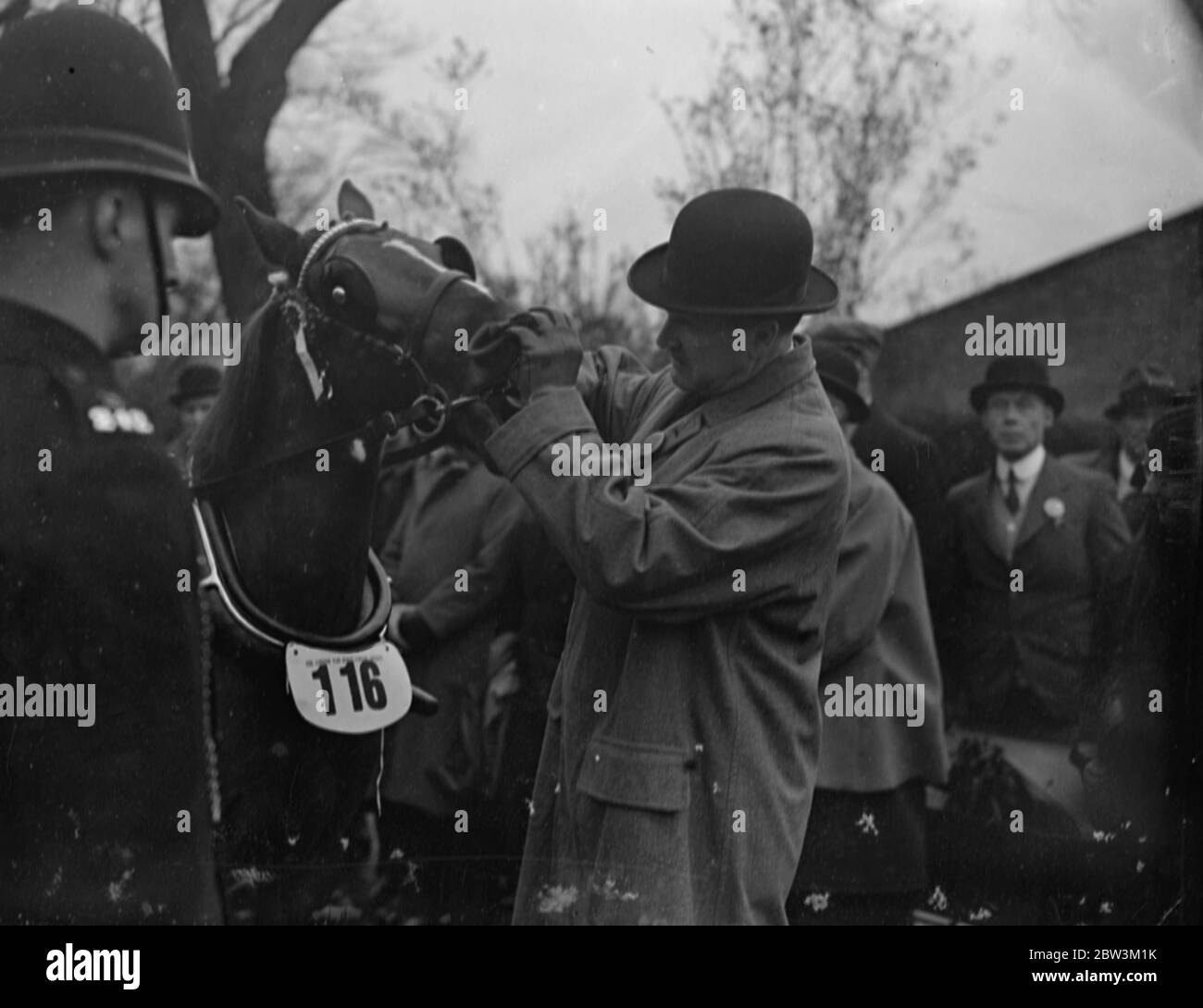 Lunedì di Pasqua van Horse Paradein Parco del Reggente . La parata del lunedì di Pasqua organizzata dalla London Van Horse Parade Society si è tenuta nel Circolo interno , Regent ; s Park . Questa è stata la mostra annuale 28 . Foto spettacoli , Lieutebebebett Colonnello Sir Percy Laurie giudicare una voce . 13 aprile 1936 Foto Stock