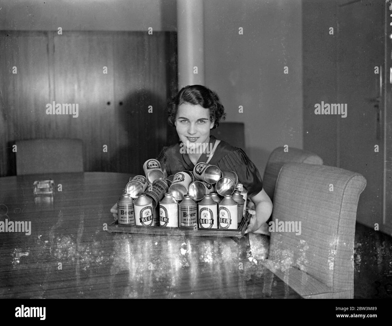 La birra in scatola prenderà meno spazio in Derby Day Hampers - piano per Oust bottiglie . La birra in scatola deve fare la sua apparizione in Derby Day Hampers . I nuovi contenitori , che si spera presto saranno popolari in Inghilterra , si dice abbiano molti vantaggi rispetto alle bottiglie di vetro ma non influiscono in alcun modo sul sapore della birra . Rispetto alla birra in bottiglia, la birra in scatola, quando viene presa in viaggio, consente di risparmiare circa il 35% di spazio e circa il 40% in peso. La lattina viene laccata all' interno , e poi trattata con un film di cera che impedisce alla birra di entrare in contatto con il metallo . Quattro birrerie hanno finora adottato il Foto Stock