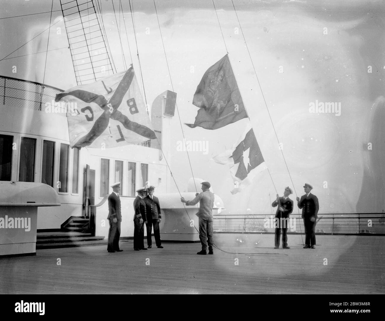 La regina Mary , consegnata a Cunard White Star a Southampton , vola le sue nuove bandiere . La Regina Mary RMS è ora ufficialmente una Cunard White Star Liner . Le bandiere di John Brown e della Compagnia dei costruttori navali , sono state abbassate a bordo della nave gigante di Southampton e la bandiera della Cunard White Star è stata issata al loro posto. Foto , che issava le bandiere Cunard White Star e abbassava la bandiera John Browns come la ' Queen Mary' fu consegnata a Southampton . 12 maggio 1936 Foto Stock