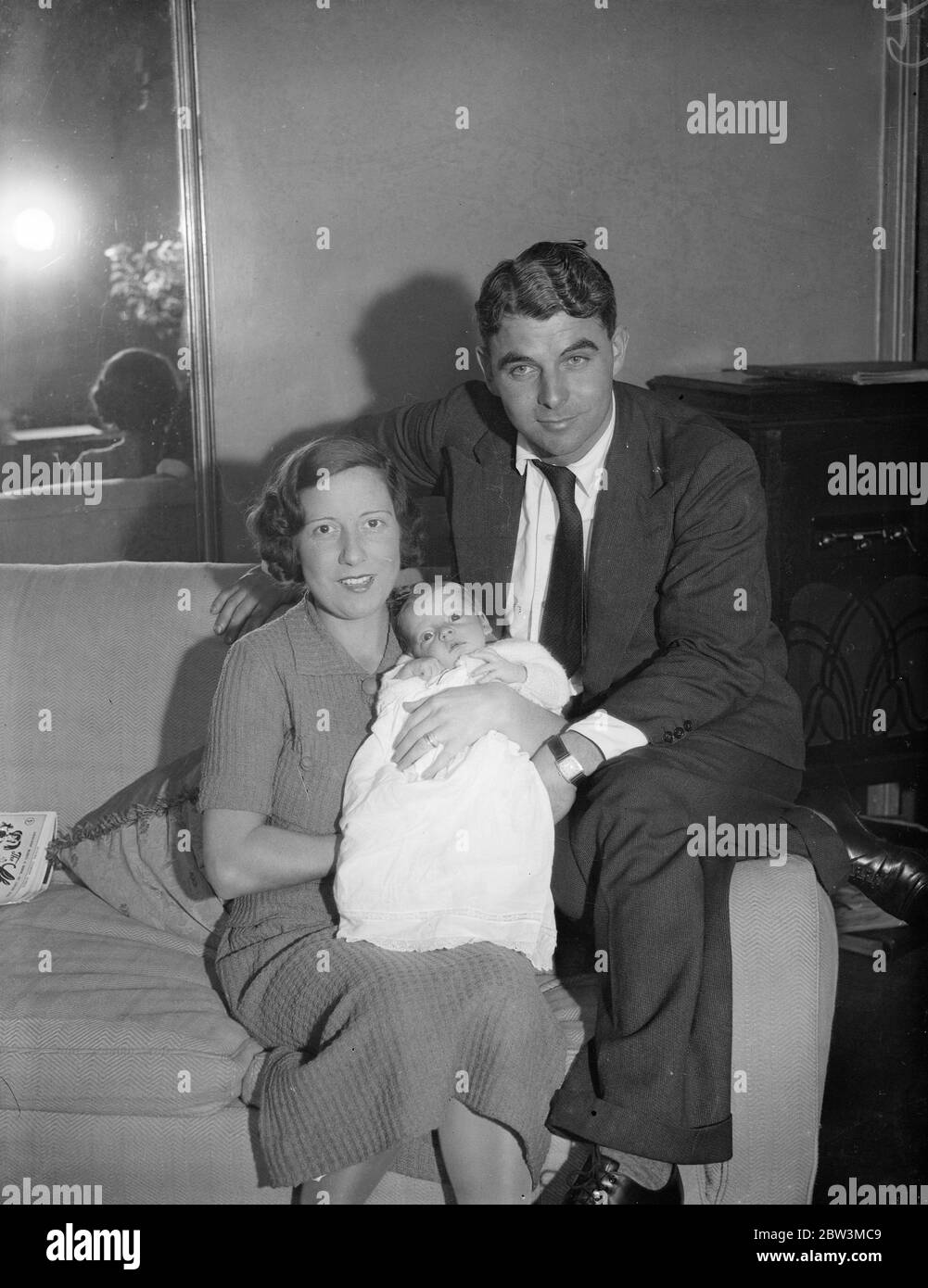 Il bambino del playwright famoso dell'attore ha avuto Noel Coward come Padrino . Il figliuolo di Emlyn Williams , il famoso drammaturgo attore , avrebbe due dei più famosi uomini del teatro come suoi padrini quando sarà battezzato a Chelsea la prossima settimana , perché Noel Coward e John Gielgud hanno promesso di stare in piedi , Emlyn Williama partecipa in prima persona al suo gioco ' Night Must Fall ' Photo Shows , Emlyn Williams , il drammaturgo dell'attore con il suo figlio , che deve avere Noel Coward e John Gielgud come suoi padrini , e sua moglie . 27 settembre 1935 Foto Stock