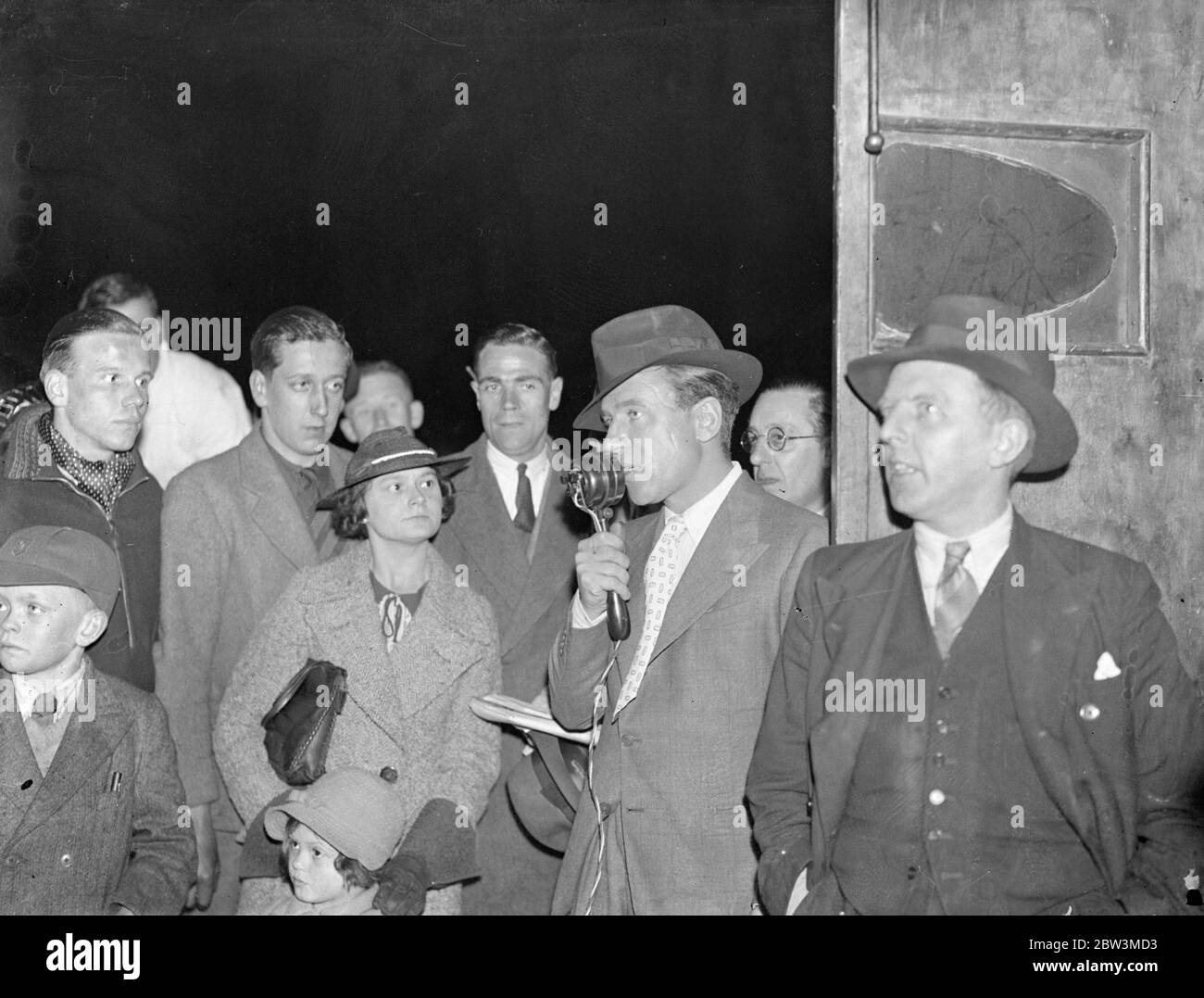 Amy Mollison atterra in Austria per un tentativo record . Il marito annuncia notizie di deluso Croydon folle . Jim Mollison trasmette la notizia dell'atterraggio della moglie in Austria alle folle in attesa a Croydon . 14 maggio 1936 Foto Stock Amy Mollison atterra in Austria per un tentativo record . Il marito annuncia notizie di deluso Croydon folle . Jim Mollison trasmette la notizia dell'atterraggio della moglie in Austria alle folle in attesa a Croydon . 14 maggio 1936 Foto Stock