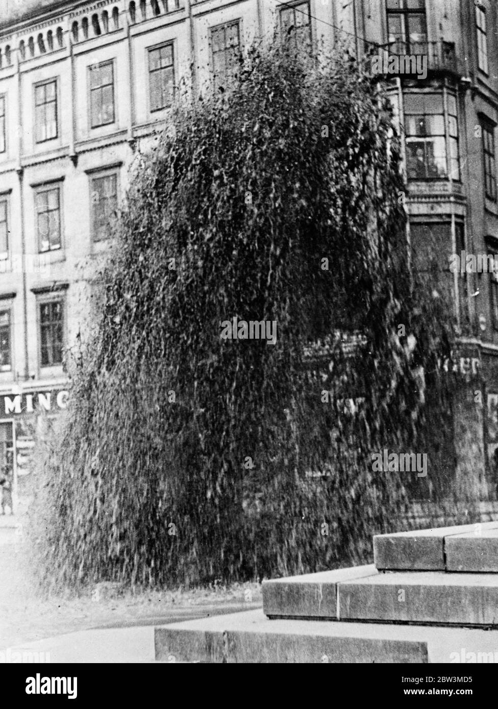 RAID aereo su Vienna . Una bomba che esplode in una via di Vienna . 1935 Foto Stock