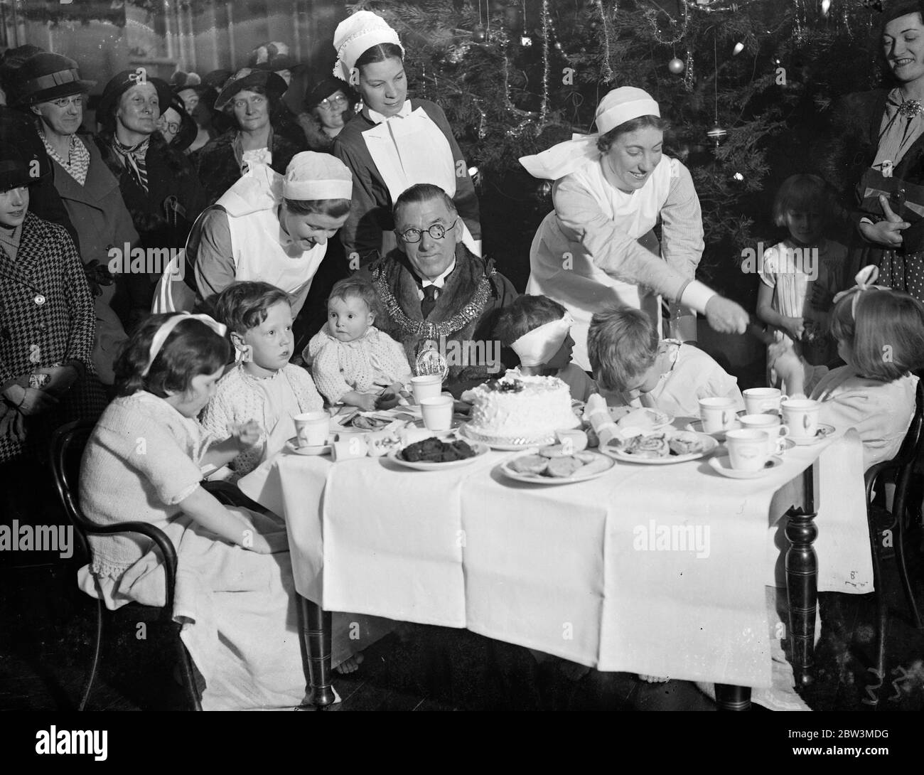 Sindaco della festa del tè dei bambini nel London Hospital . Il Sindaco di Holborn , Consigliere Horace Longdon , al tè con alcuni bambini e infermieri . 27 dicembre 1935 Foto Stock