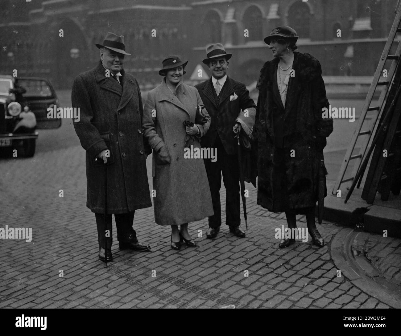 MPS arriva presto per l'ultima sessione del Parlamento. I sigg. J. P Hannan, McKeas e Shaw, dopo aver prenotato i loro posti, lasciano il posto. 22 ottobre 1935 Foto Stock