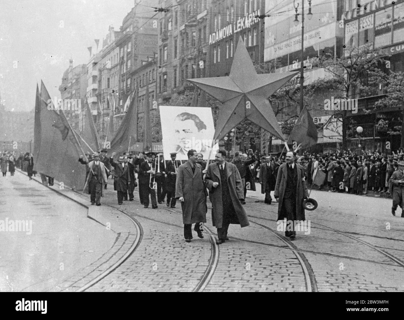 Manifestazione comunista a Praga il giorno di maggio . Il primo maggio è stato celebrato a Praga con sfilate da fazioni politiche sia di sinistra che di destra . Spettacoli fotografici , la sfilata comunista attraverso Praga . 1 maggio 1936 Foto Stock