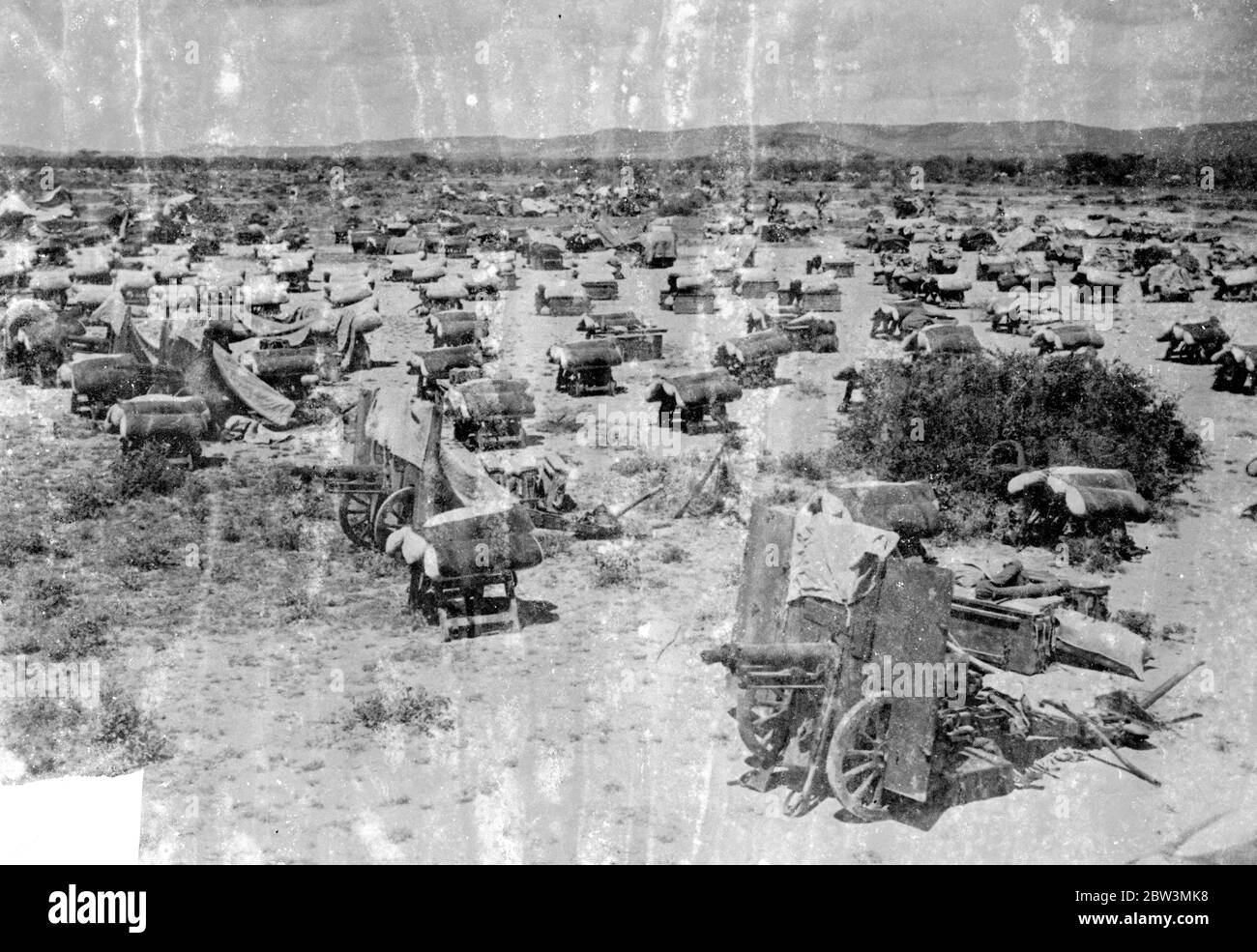 Come italiani si avvicinarono ad Addis Abeba . Costruttori di strada carve autostrada per le truppe . Queste immagini , appena ricevute a Londra , mostrano agli italiani che completano il loro avanzamento ad Addis Abeba , capitale abissiniana . Guidati dallo stesso maresciallo Badoglio , le forze italiane entrarono in città per trovarla nelle mani di assassini e saccheggiatori . Spettacoli fotografici , armi e munizioni italiane durante l'anticipo ad Addis Abeba . 8 maggio 1936 Foto Stock