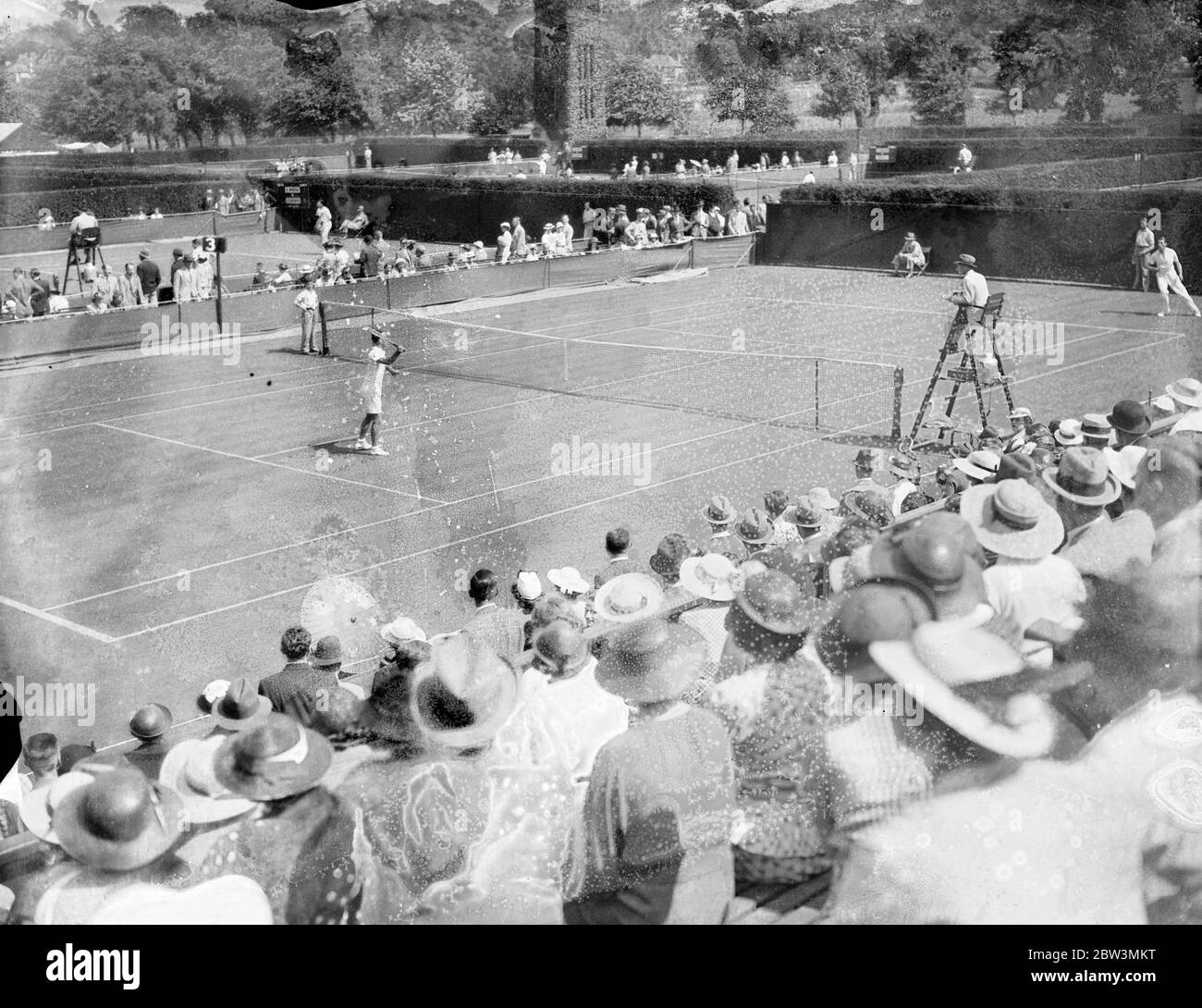 Folla su No 3 Court Photo Shows : Vivian McGrath of Australia contro Enrico B. Purcell of Irland 23 giu 1936 Foto Stock
