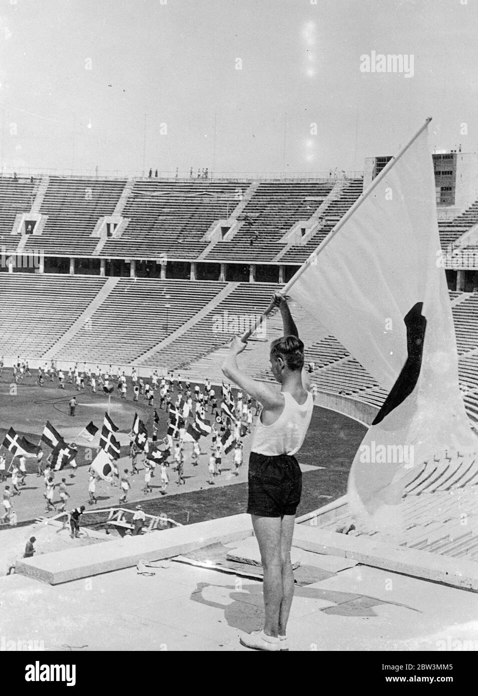 Parata di bandiere ha provato per l'apertura dei Giochi Olimpici . Le prove sono in corso allo Stadio olimpico , vicino a Berlino , per la cerimonia di apertura dei Giochi Olimpici il 1 agosto . Le prove sono sotto la direzione del Dr. Niedecken - Gebhard che è responsabile per gli accordi. Spettacoli fotografici : la sfilata delle bandiere di tutte le nazioni che vengono ascoltate allo Stadio Olimpico . 17 Jun 1936 Foto Stock