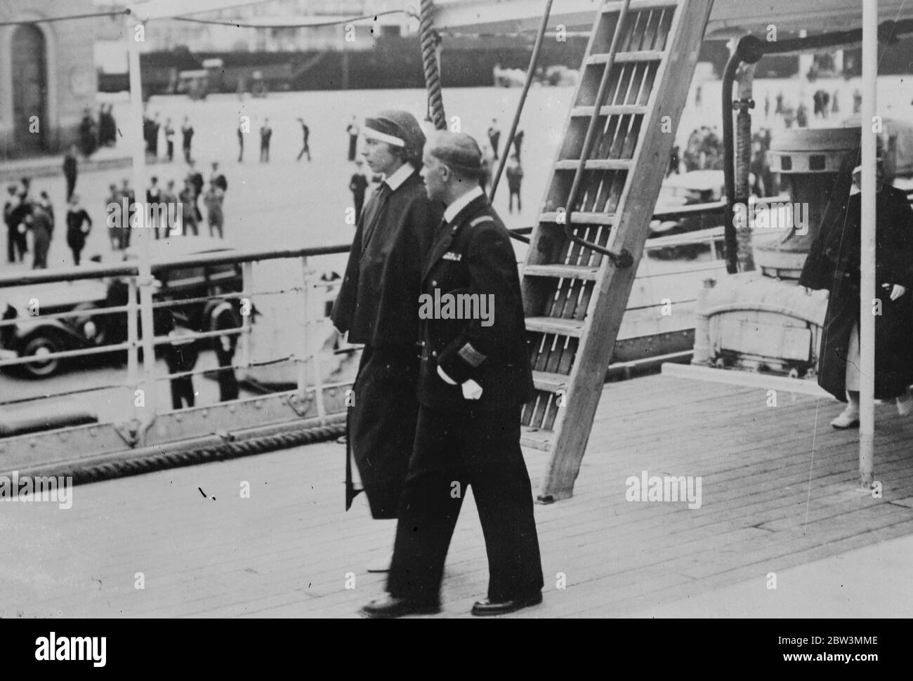 La principessa italiana dei crwn ispeziona la nave dell'ospedale . La Principessa di Piadmont , moglie dell'erede al trono italiano , indossava l'uniforme di un'infermiera quando ispezionava una nave ospedaliera appena rientratadalla zona di guerra dell'Africa orientale a Napoli . Foto , la Principessa del Piemonte che ispeziona la nave ospedaliera . 12 novembre 1935 Foto Stock