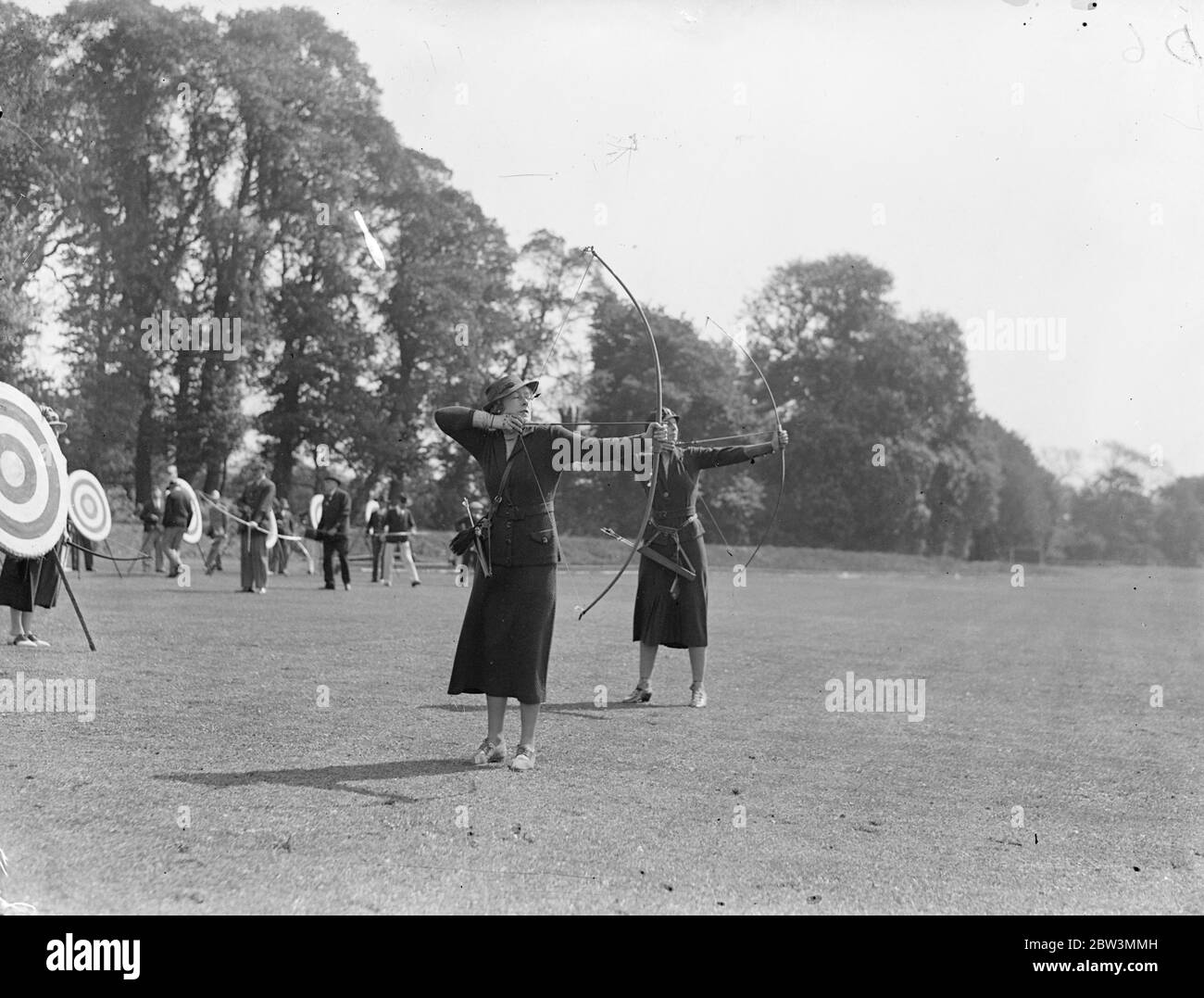 Le donne competono alla riunione di tiro con l'arco di Ranelagh . La sig.ra A e Williamson (camera più vicina) e la sig.ra Ingo Simon che prendono AIM. 14 maggio 1936 Foto Stock