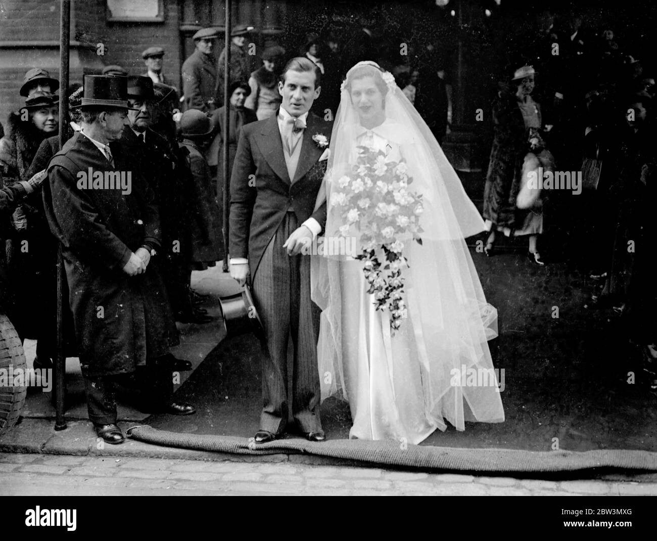 Figlia del candidato presidenziale americano come bridemaid al matrimonio di Londra . La sig.ra Baulah Macfadden , figlia del sig. Barnarr Macfadden , editore plurilionaire americano che spera di essere candidato alla Presidenza americana , era una bisnonna al matrimonio della sig.ra Anita Cohen , figlia del sig. E della sig.ra Micheal Cohen di New York, E Joel Fredman, avvocato della città, presso la Sinagoga West End di St Petersburg Place, Londra. La signora McFadden ha iniziato la vita come appassionato di cultura fisica e una piccola pubblicazione che sostiene la cultura fisica per i ragazzi di tutte le età si è sviluppata in uno dei più grandi ch Foto Stock