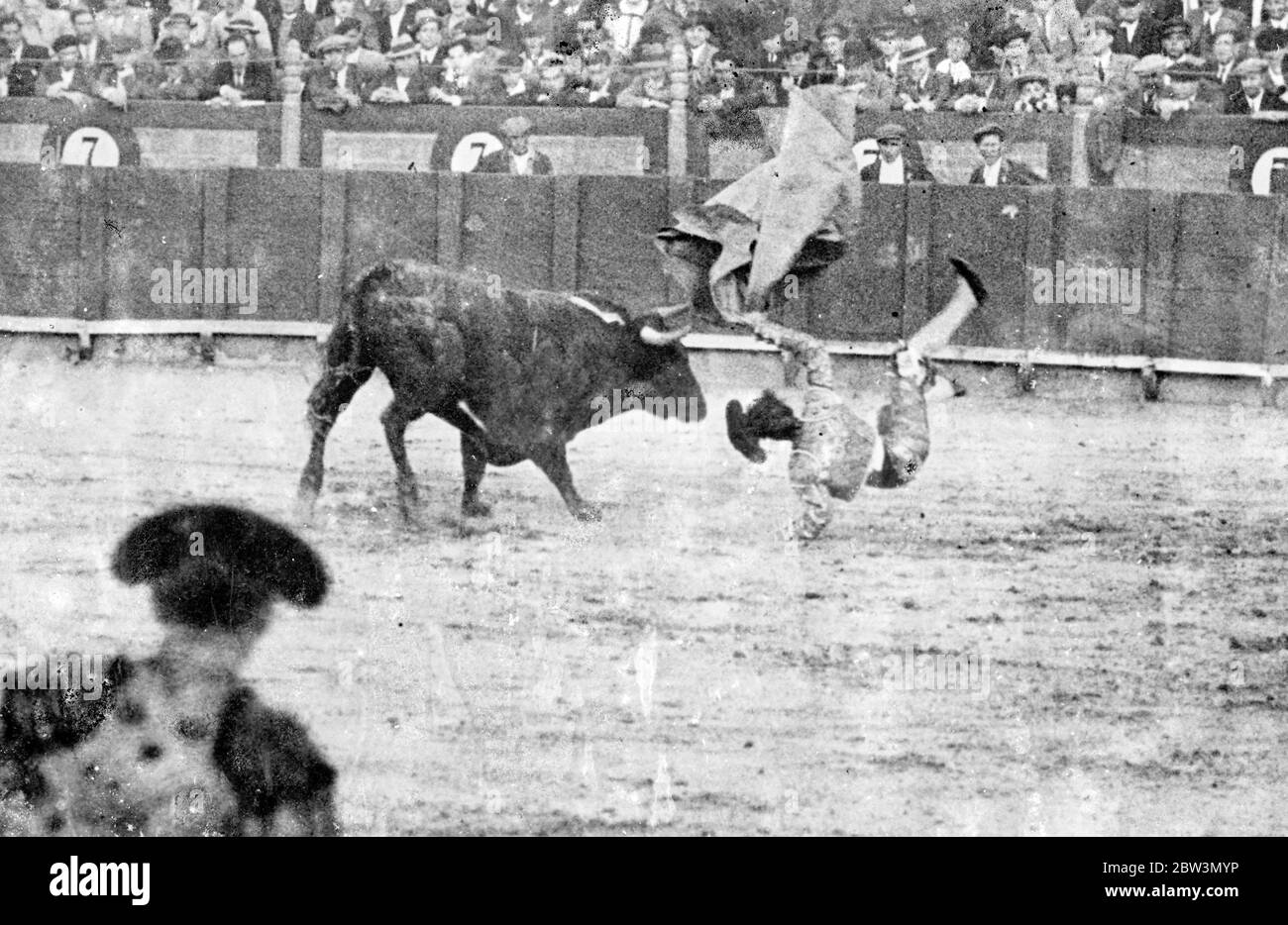 Combattenti bull spagnolo, sciopero è buono per i tori , sostituire matador , trovare la vita piena di alti e bassi ! . Una disputa tra i combattenti nativi dei tori e i combattenti dei tori del Messico sta avendo risultati inaspettati in Spagna e i tori stanno avendo il meglio di esso . I combattenti spagnoli dei tori lamentano la concorrenza messicani e rifiutano di apparire in pubblico fino a quando le loro lamentele non vengono poste a posto. Affinché i seguaci della lotta con i tori della Spagna non siano privati del loro sport preferito , i matador ' ignoti' stanno colmando il divario. Come tesi gli uomini sono generalmente fuori di formazione e non sono abbastanza agili Foto Stock
