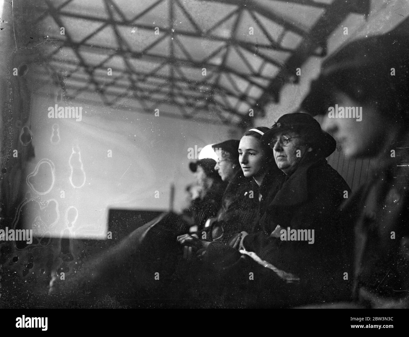 La principessa russa , nipote di Gordon Selfridge , gioca nei campionati di tennis Junior di Londra . La principessa Tatiana Wiasemsky di Russia , nipote di Gordon Selfridge , gioca nei campionati junior di tennis che si sono aperti al Covered Courts Club di Dulwich . Spettacoli fotografici , Principessa Tatiana Wiasemaky ( centro ) guardando il gioco dalla galleria . 30 dicembre 1935 Foto Stock