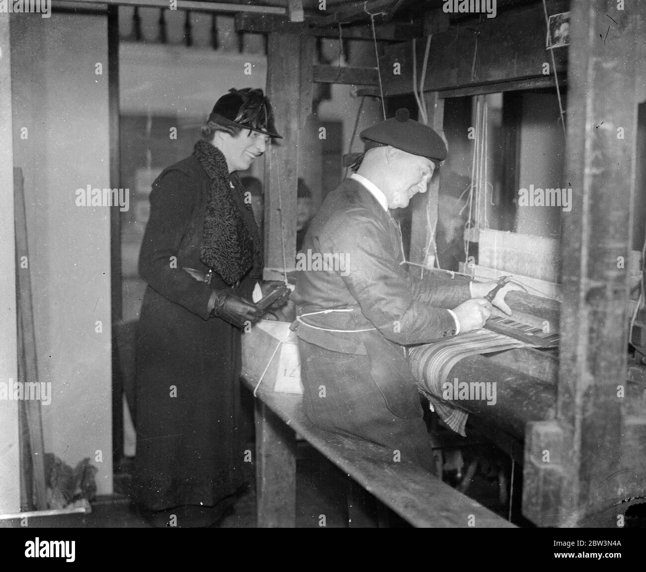 La sig.ra Walter Elliot, moglie del ministro dell' Agricoltura, ha effettuato una visita alla mostra del tessile britannico presso la British Industries House. 2 marzo 1936 Foto Stock