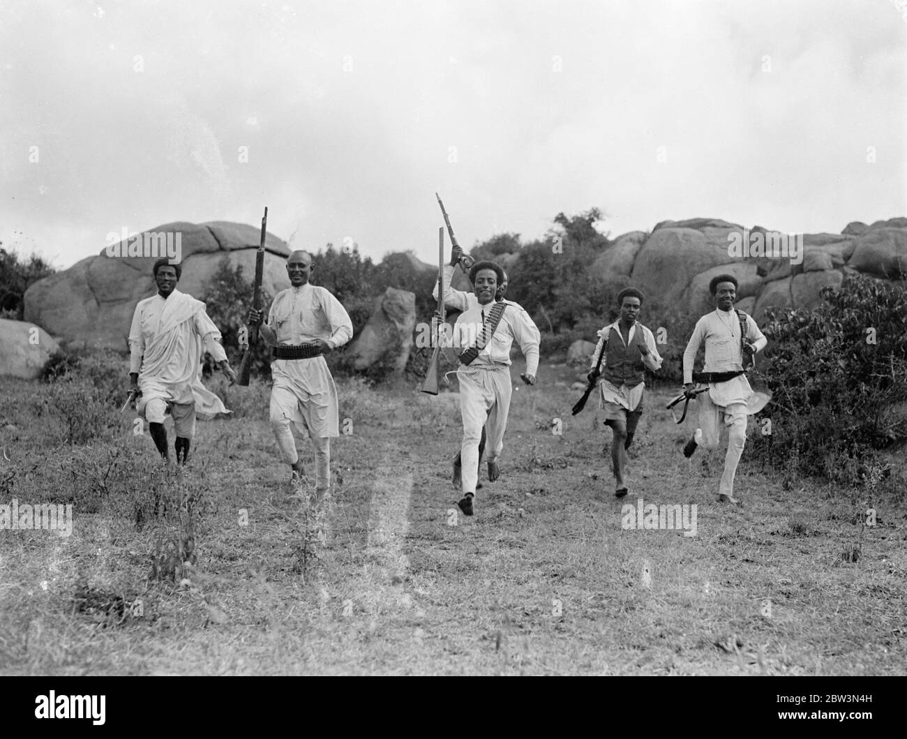 La Difesa del Massiccio Ogaden - immagini esclusive del fronte meridionale queste fotografie , appena ricevute a Londra dall'aereo , sono state scattate all'estremità meridionale dell'altopiano di Ogaden nella regione che circonda il fiume Fafen . Il fotografo, H . V . Drees di Londra , che riuscì a penetrare più a sud di qualsiasi altro giornale , ha fotografato le truppe abissiniane che agivano come scout tra le forze di Ras Nasibu e Ras Desta . [RAS Desta Dattew ( ca. 1892 - 24 febbraio 1937) nobile etiope, comandante dell'esercito, genero dell'imperatore Haile Selassie i, Nasibu Zamanuel, anche Nasibu Zaman Foto Stock