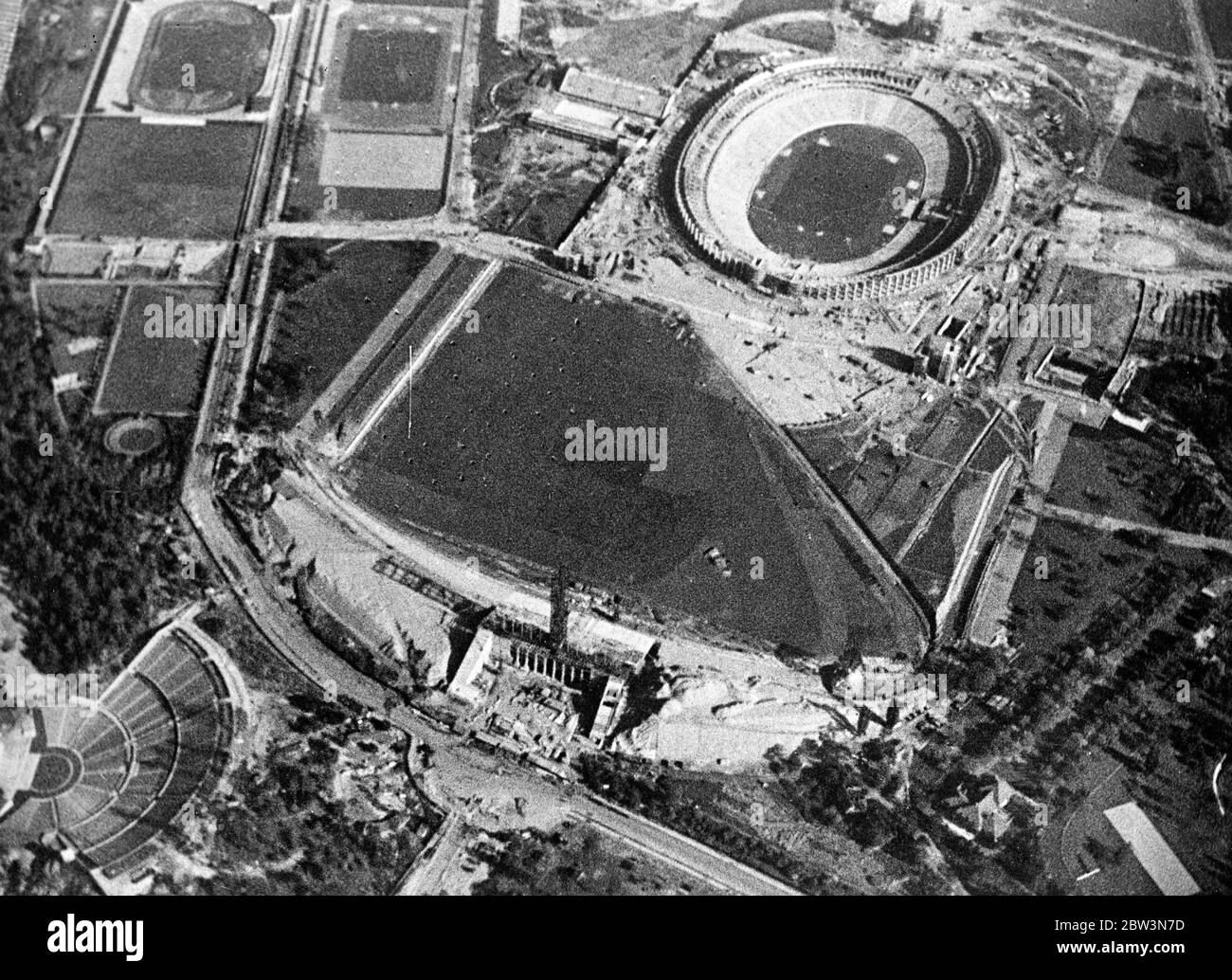 Lo stadio olimpico tedesco dall' alto. Una vista aerea del grande centro dei Giochi Olimpici vicino a Berlino, mentre si avvicina il completamento . Nella parte superiore della foto si può vedere il principale stadio con la piscina a sinistra. In primo piano è il campo di polo con la torre dell'orologio olimpico all'ingresso. 19 marzo 1936 Foto Stock