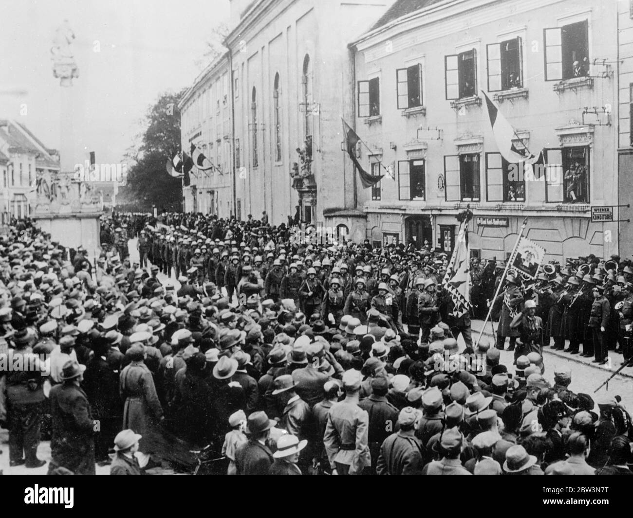 La milizia sarà sciolta sopra il mio corpo morto ' Starhemberg dice alle truppe . Parla di radicare le erbacce . Migliaia di miliziani e di emwehrmen che hanno partecipato alla prima parata milizia austriaca hanno ascoltato un discorso di lotta del vice cancelliere Principe Starhemberg a Norn sul Danubio. Il principe Starhemberg , che stava rompendo un lungo silenzio , dichiarò che le milizie sarebbero state sciolte solo sul suo corpo morto . Assicurò al Cancelliere Schuschnigg il sostegno leale dell'Heimwehr in ' radunare le erbacce ' nella fratellanza patriottica , e si impegnò a difenderlo contro certe persone nell'immediato e Foto Stock