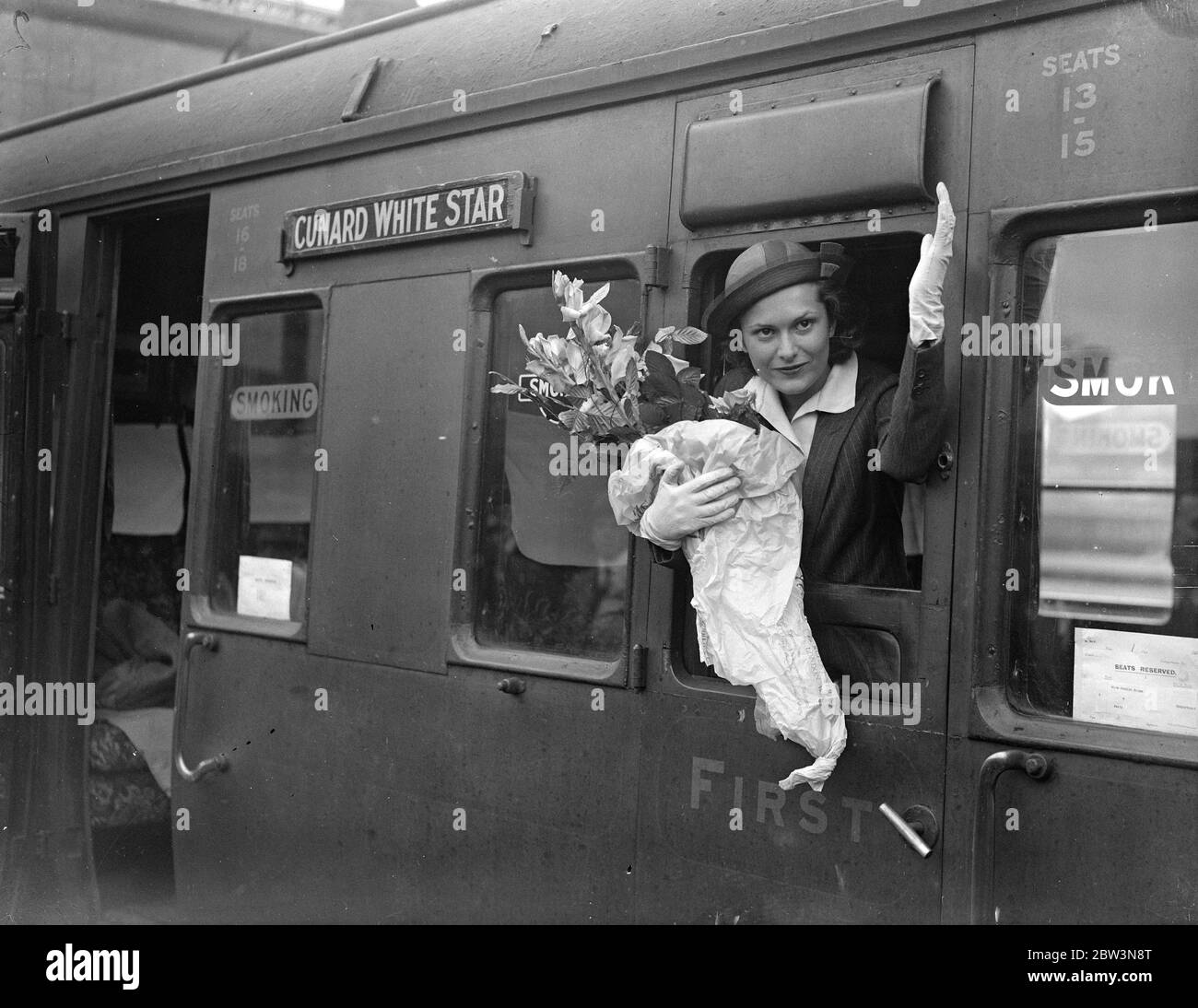 London girl Hollywood si è limitata a 18 . Contratto di cinque anni dopo' lavoro di folla' Jocelyn Birse , di 18 anni che poco tempo fa stava facendo lavoro di folla in una Guinea al giorno in studio britannico. 18 luglio 1935 . Foto Stock