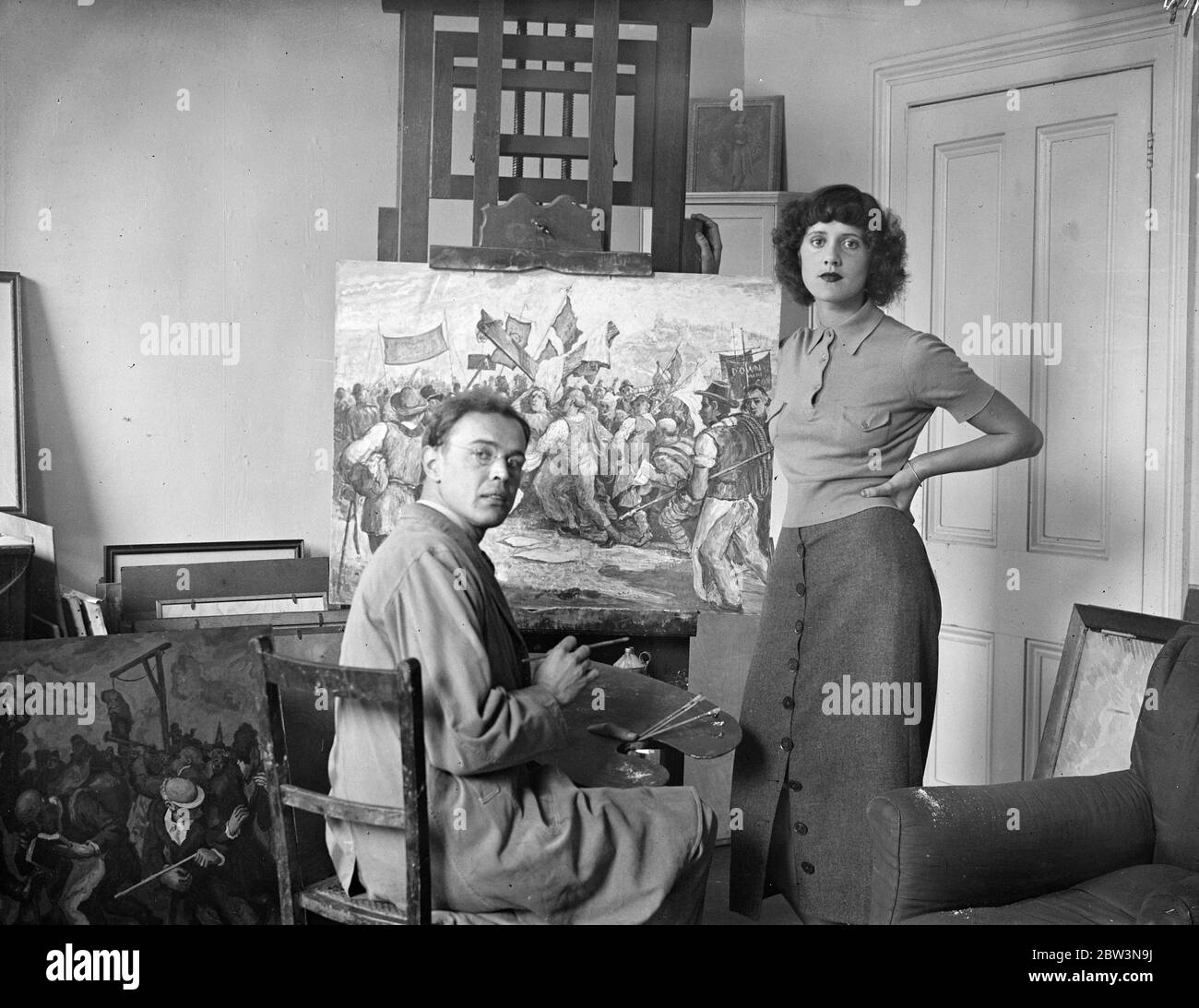 Figlio di Sir William Rothenstein per sposare l'artista . L'impegno è annunciato dal signor Michael Rothenstein , figlio artista di Sir William Rothenstein , che fino al suo pensionamento lo scorso luglio , era preside del Royal College of Art per 15 anni . Il signor Rothenstein, di 26 anni, sposerà la signora Betty Fitzgerald , anch'essa artista, figlia gemella della signora L Fitz Gerald di Londra. Foto mostra il signor Micheal Rothenstein al lavoro nel suo studio , guardato dalla sua fidanzata , Miss Betty Fitzgerald . 26 settembre 1935 Foto Stock