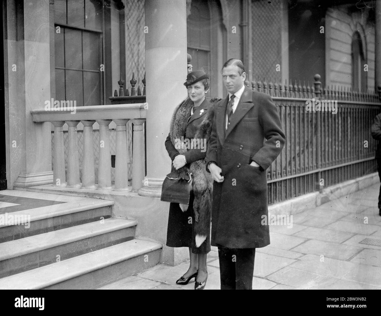 Duca e Duchessa di Kent arrivano a casa via aerea . Il Duca e la Duchessa di Kent arrivarono all'aerodromo di Croydon dopo aver visitato Belgrado , Monaco e Parigi . Anthony Eden , di ritorno da ginevra, era sullo stesso aereo . Spettacolo fotografico , il Duca e la Duchessa arrivano in Piazza Belgrave n. 3 . 21 aprile 1936 Foto Stock