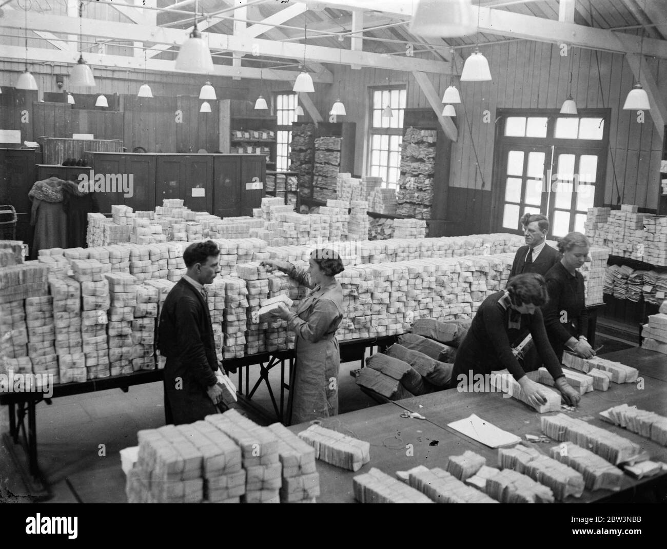Smistamento 2 , 000 , 000 ordini postali a 15 , 000 un'ora ingebious macchine di ufficio postale trattare con ordini di calcio . Smistamento e raccolta di ordini postali nel loro ordine seriale al tasso di 15 , 000 un'ora , cinque volte più veloce delle mani umane può farlo una dozzina di macchine ingegnose sono state installate al reparto di ordine di denaro del GPO in Cornwallks Road , Holloway , per gestire gli ordini di . Un numero enorme di ordini postali viene gestito principalmente dalle piscine di calcio . Uno dei più grandi concearns inviare in 2 , 000 , 000 un giorno al valore di tatl di £ 260 , 000 . Le macchine selezionano il Foto Stock