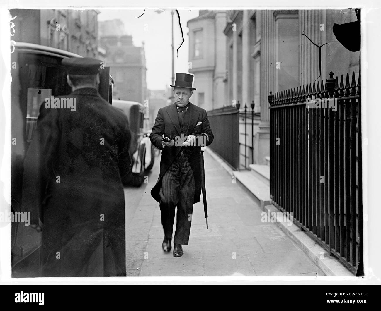 La carica finlandese D' Affaires offre condoglianze alla legazione egiziana sulla morte del re Fuad . I membri del corpo Diplomatico hanno invitato alla Legazione Egiziana di Londra a porgere le loro condoglianze per la morte del re Fuad d'Egitto . Il re Fuad , che soffriva di un'infezione della gola e della bocca , morì oggi ( Martedì ) . Foto , Paul Hjelt, la carica finlandese d' affari, che lascia la legazione egiziana . 28 aprile 1936 Foto Stock