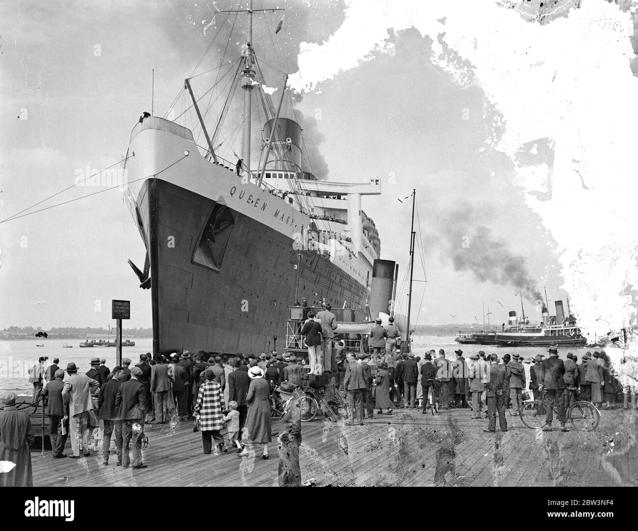 La regina Maria RMS parte in un secondo viaggio in America . Grande folla guarda la partenza . Guardata da una grande folla, la ' Queen Mary' lasciò Southampton nel suo secondo viaggio negli Stati Uniti. Spettacoli fotografici , la ' Queen Mary ' che lascia Southampton, guardata dalla grande folla . 17 giugno 1936 Foto Stock