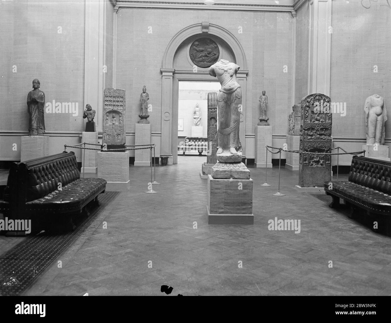 Mostra d'arte cinese pronta per l'apertura . Una vista generale di una delle sale della mostra. In primo piano è la statua senza testa Bodhissive della dinastia T'ang . E' di T'ien-lung Shan e fu prestata dalla sig.ra John D Rockefeller, Jr, di New York. 26 novembre 1935 Foto Stock