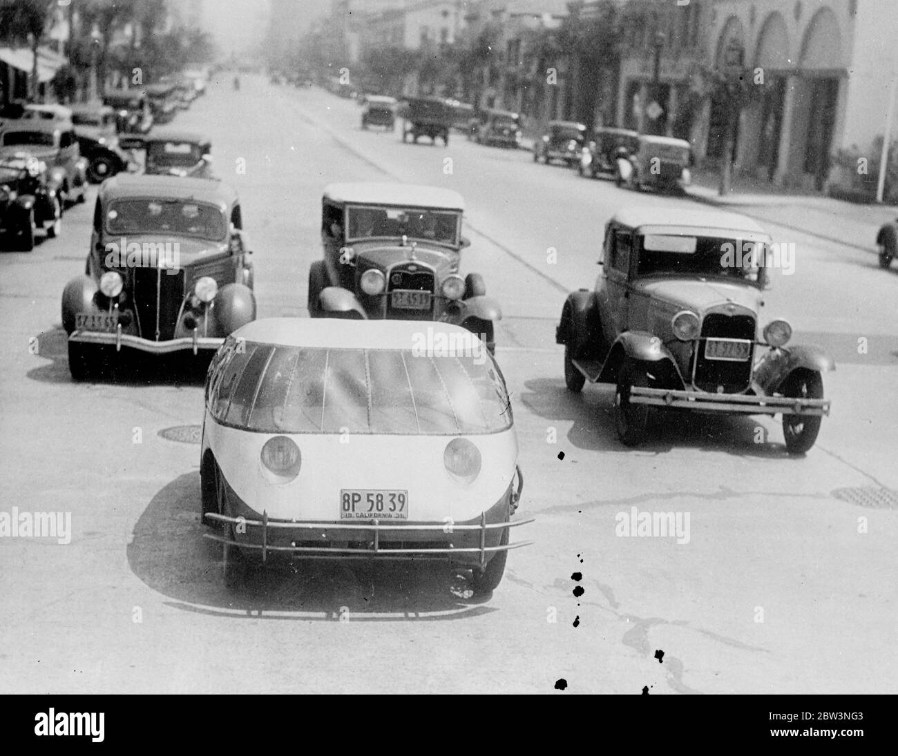 L'auto del futuro , bug come , ma a prova di crash . Bug come in apparenza , a prova di relitto e di monossido di carbonio , l' 'automobile del futuro' è stata progettata e costruita dal Dr Calvin B Bridges , un noto biologo del California CaliforniaInstitute of Technology a Pasadena , California . Ritemito il fulmine Bug , la nuova auto è considerata dagli ingegneri come la più simile al veicolo del futuro . Foto mostra Dr Calvin B ponti con il suo fulmine bug nel traffico . 29 aprile 1936 Foto Stock