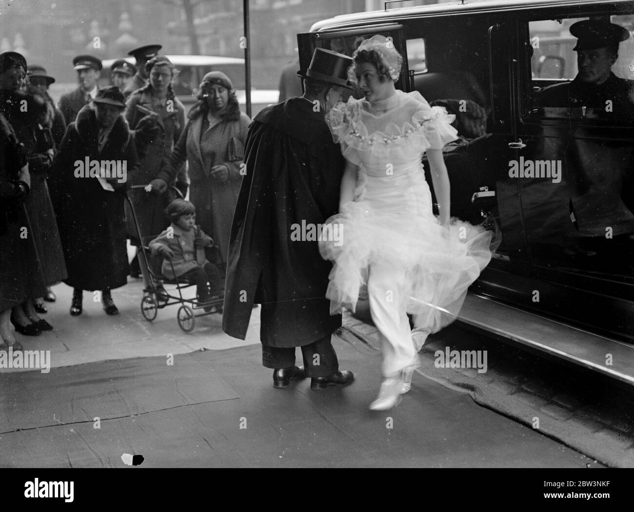 Figlia del candidato presidenziale americano come bridemaid al matrimonio di Londra . La sig.ra Baulah Macfadden , figlia del sig. Barnarr Macfadden , editore plurilionaire americano che spera di essere candidato alla Presidenza americana , era una bisnonna al matrimonio della sig.ra Anita Cohen , figlia del sig. E della sig.ra Micheal Cohen di New York, E Joel Fredman, avvocato della città, presso la Sinagoga West End di St Petersburg Place, Londra. La signora McFadden ha iniziato la vita come appassionato di cultura fisica e una piccola pubblicazione che sostiene la cultura fisica per i ragazzi di tutte le età si è sviluppata in uno dei più grandi ch Foto Stock