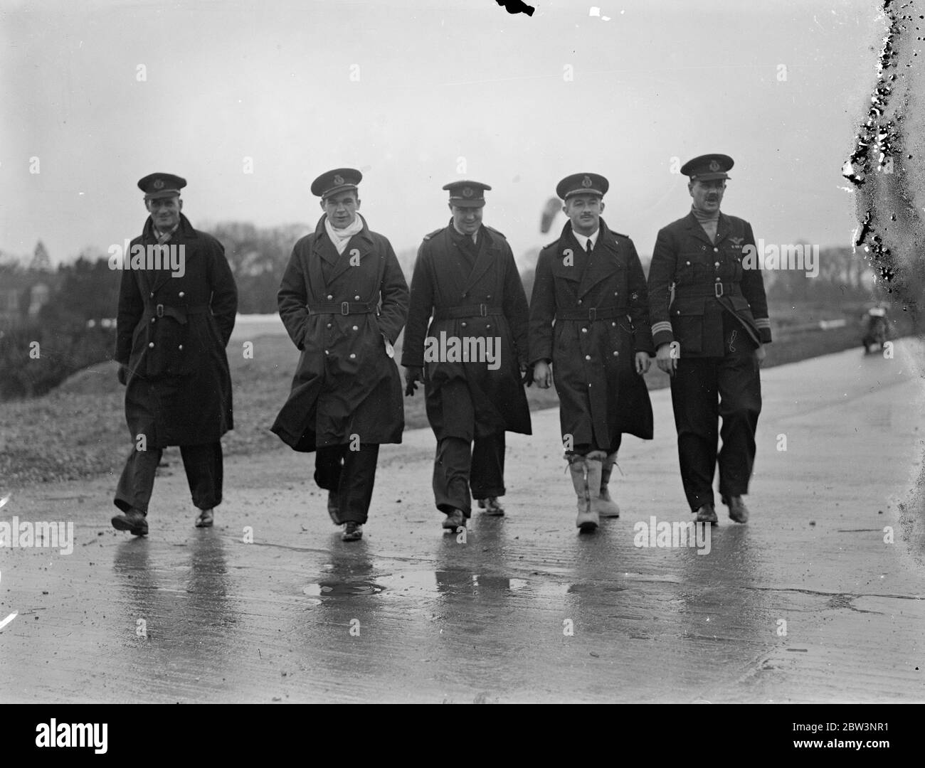 Equipaggio della Città di Swanage per sostituire il liner schiantato ad Alessandria . L'equipaggio della Imperial Airways Liner City of Swanage , che deve sostituire la città di Khartoum , in crash, sta lasciando Southampton per Alessandria per prendere il servizio . La città di Khartoum si schiantò nel mare al largo di Alessandria con la perdita di undici vite umane . Solo il pilota è stato salvato . Spettacoli fotografici , l'equipaggio della Città di Swanage a Southampton . L G Knight , S Burdon , A W Vincent , W G Stacy e R H G Horsey . 8 gennaio 1936 Foto Stock