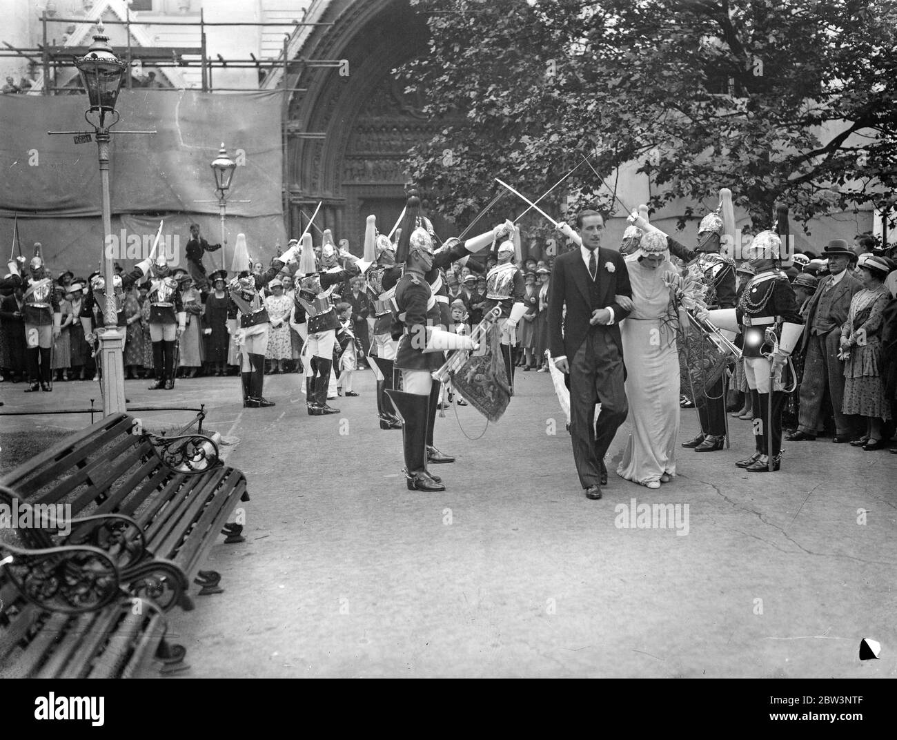 Figlia del conte di Shaftesbury, ufficiali delle guardie di vita a St Margaret . Il matrimonio del Capitano Antony Head of the LIFE Guards e della Signora Dorotea Ashley Cooper , figlia del conte e contessa di Shaftesbury , si è svolto nella Chiesa di St Margaret , a Westminster . 23 luglio 1935 Foto Stock