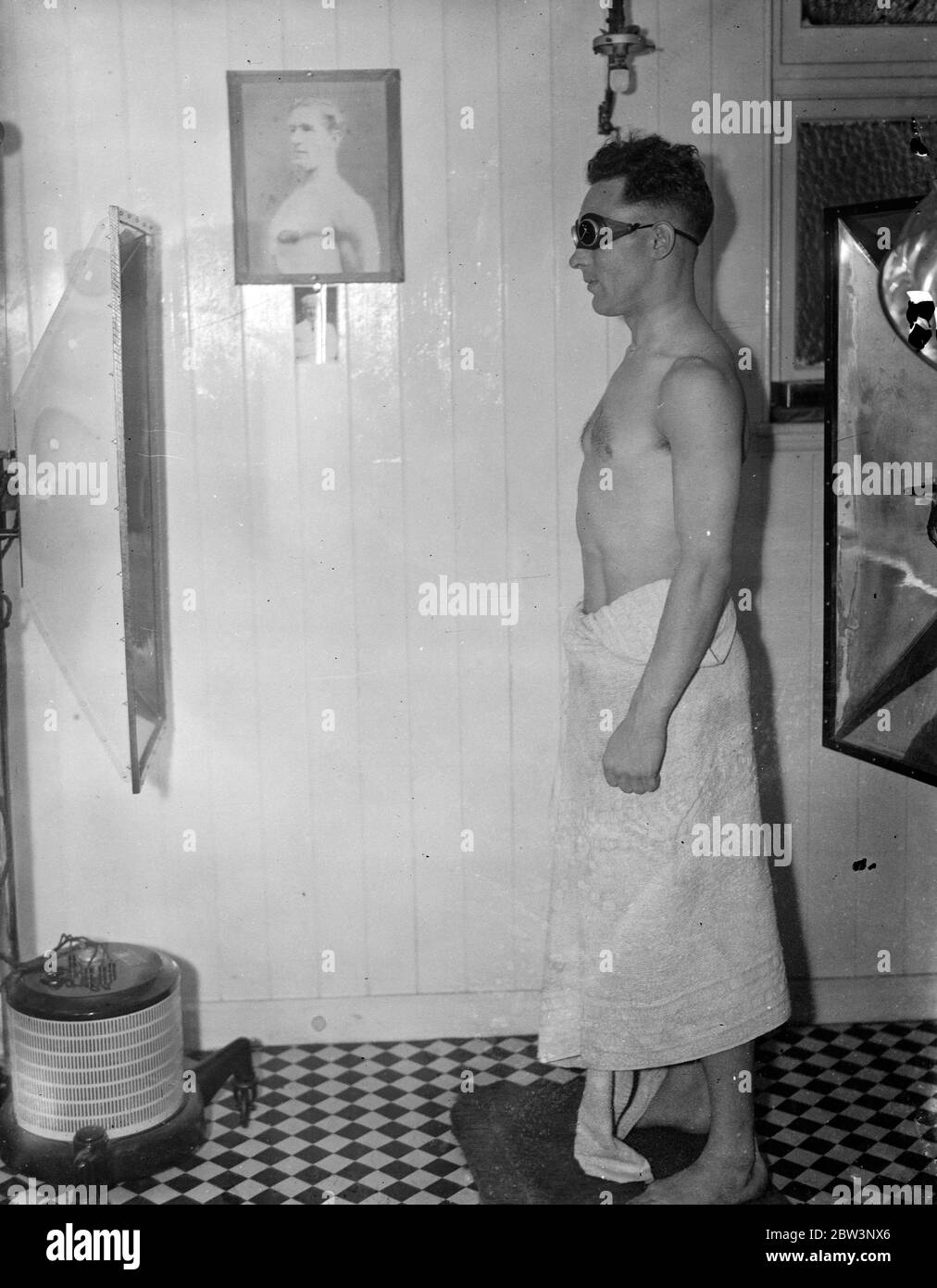 Brentford International ha raggi ultravioletti come parte della formazione di cravatta di tazza . I raggi ultravioletti sono utilizzati dai giocatori di Brentford nella preparazione del loro incontro con Leicester City nel primo turno proprio della F A Cup a Leicester il sabato . Spettacoli fotografici , dai Richards 11 volte Welsh International e Brentford' s''' la metà sinistra sotto i raggi ultravioletti a Brentford . 8 gennaio 1936 Foto Stock