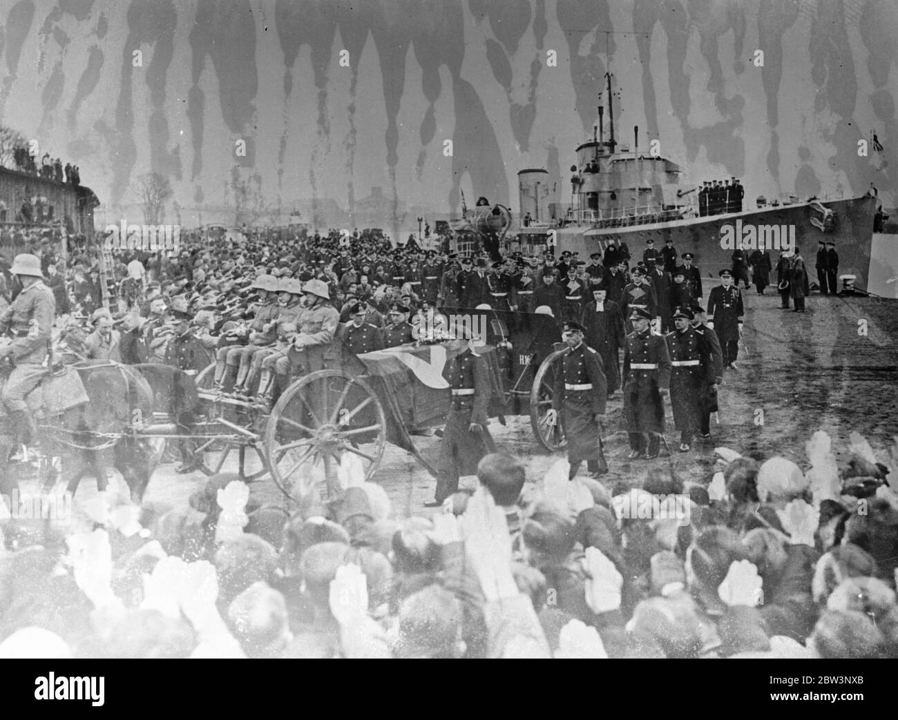 Il corpo dell' Ambasciatore tedesco arriva a Wilhelmshaven . Processione per strade affollate . Il corpo di Herr Leopold von Hoesch , ambasciatore tedesco a Londra , morto il Venerdì Santo a seguito di un attacco di cuore, arrivò a Wilhelmshaven dall'Inghilterra a bordo del cacciatorpediniere HMS Scout ( H 51 ) . Bandiere di swastika appese a metà albero attraverso la città, mentre il corpo è stato posto su una carrozza di armi e portato attraverso le strade affollate alla stazione per essere trascinato da Dresda , dove si svolgerà il funerale . Spettacoli fotografici , la processione che lascia la banchina a Wilhelmshaven per la stazione . Il diraspio Foto Stock