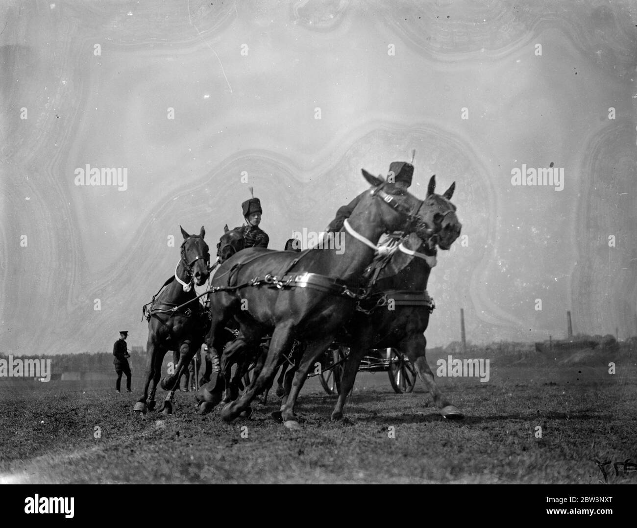 Prova di artiglieria Royal Horse in uniforme completa per il Royal Tournament . ' F' (Sphinx) batteria di artiglieria reale di cavalli risanata in uniforme a Wormwood strofina il musical drive che daranno al Royal Tournament. Spettacoli fotografici, ' F' (Sphinx) prova di batteria in uniforme a vestito pieno. 23 aprile 1936 Foto Stock