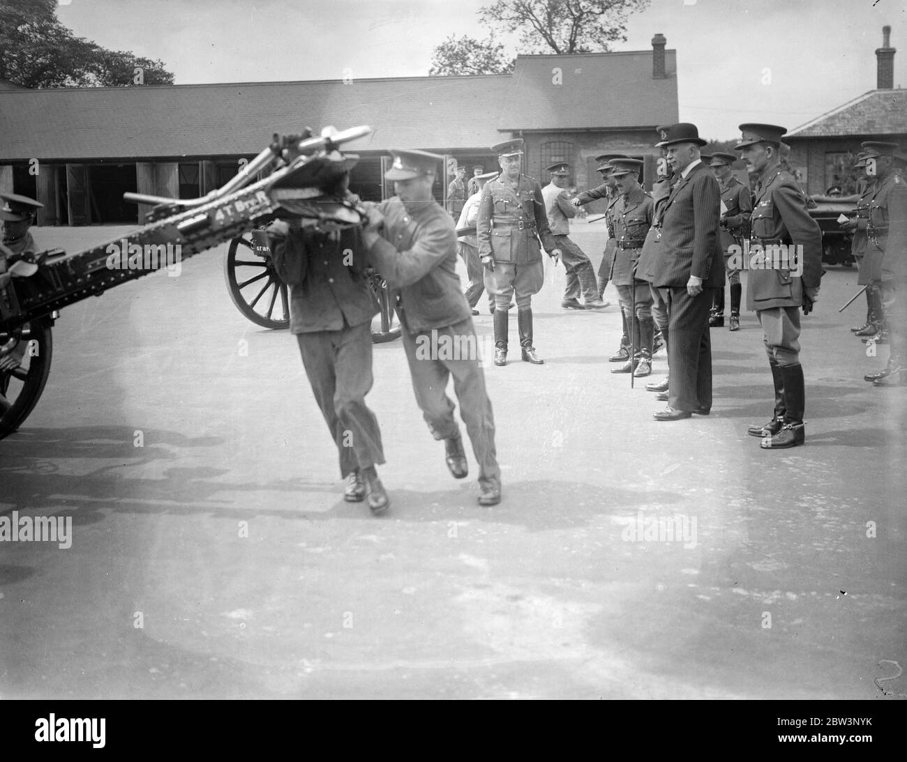 Conte di Athlone e Capo dello staff generale Imperiale visitano il deposito di artiglieria reale a Woolwich . Il conte di Athlone e il maresciallo Sir Archibald Montgomery Massingberd guardando una squadra di armi. 19 luglio 1935 Foto Stock