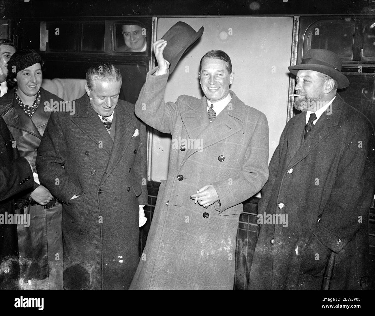 Maurice Chevalier arriva a Londra per fare film britannico . Maurice Chevalier il famoso attore francese di fase e di film, è arrivato alla stazione Victoria da Parigi . Inizierà a lavorare sul suo film britannico "The Amato Vagabond" agli Ealing Studios la prossima settimana . Spettacoli fotografici , Maurice Chevalier fotografato all'arrivo alla stazione Victoria . 27 dicembre 1935 Foto Stock