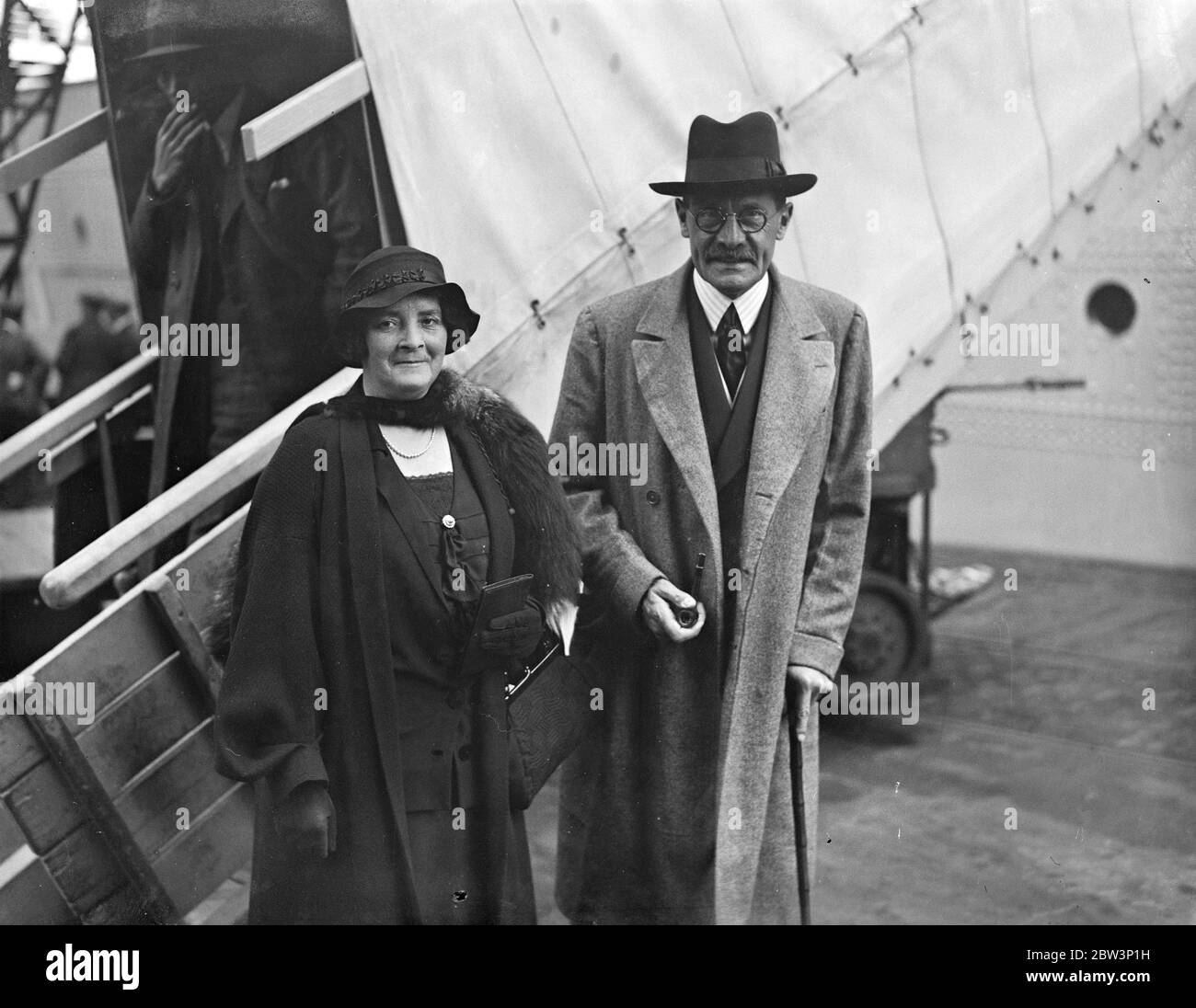 Earl e Contessa di Clarendon arrivano a Londra per sei mesi di partenza. 16 settembre 1935 Foto Stock