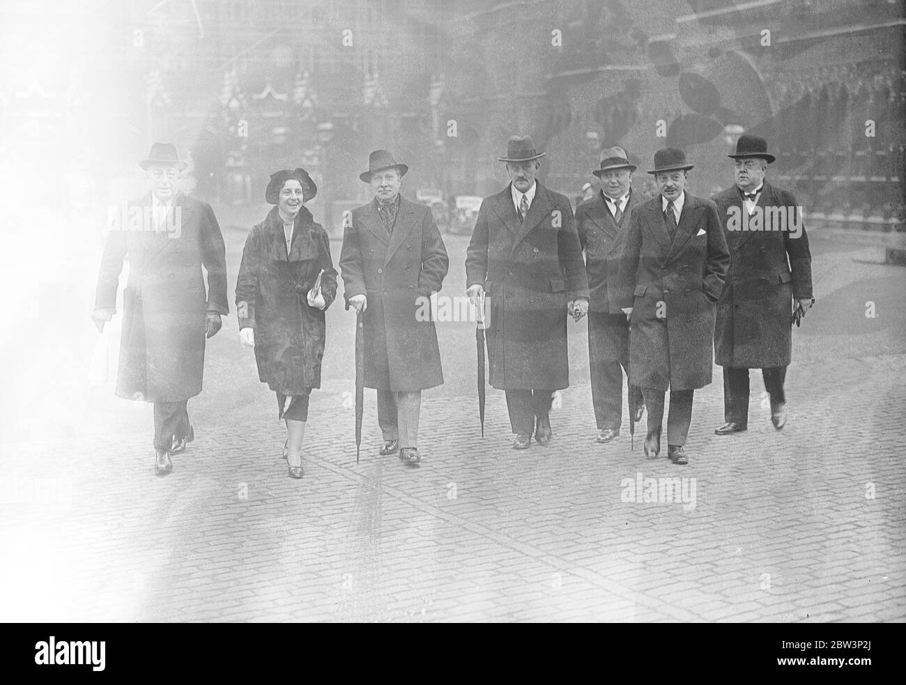 MPS arriva presto per l'ultima sessione del Parlamento. Il colonnello Mayhew , il primo NP ad arrivare , lasciando con gli altri membri dopo aver prenotato il suo posto. 22 ottobre 1935 Foto Stock