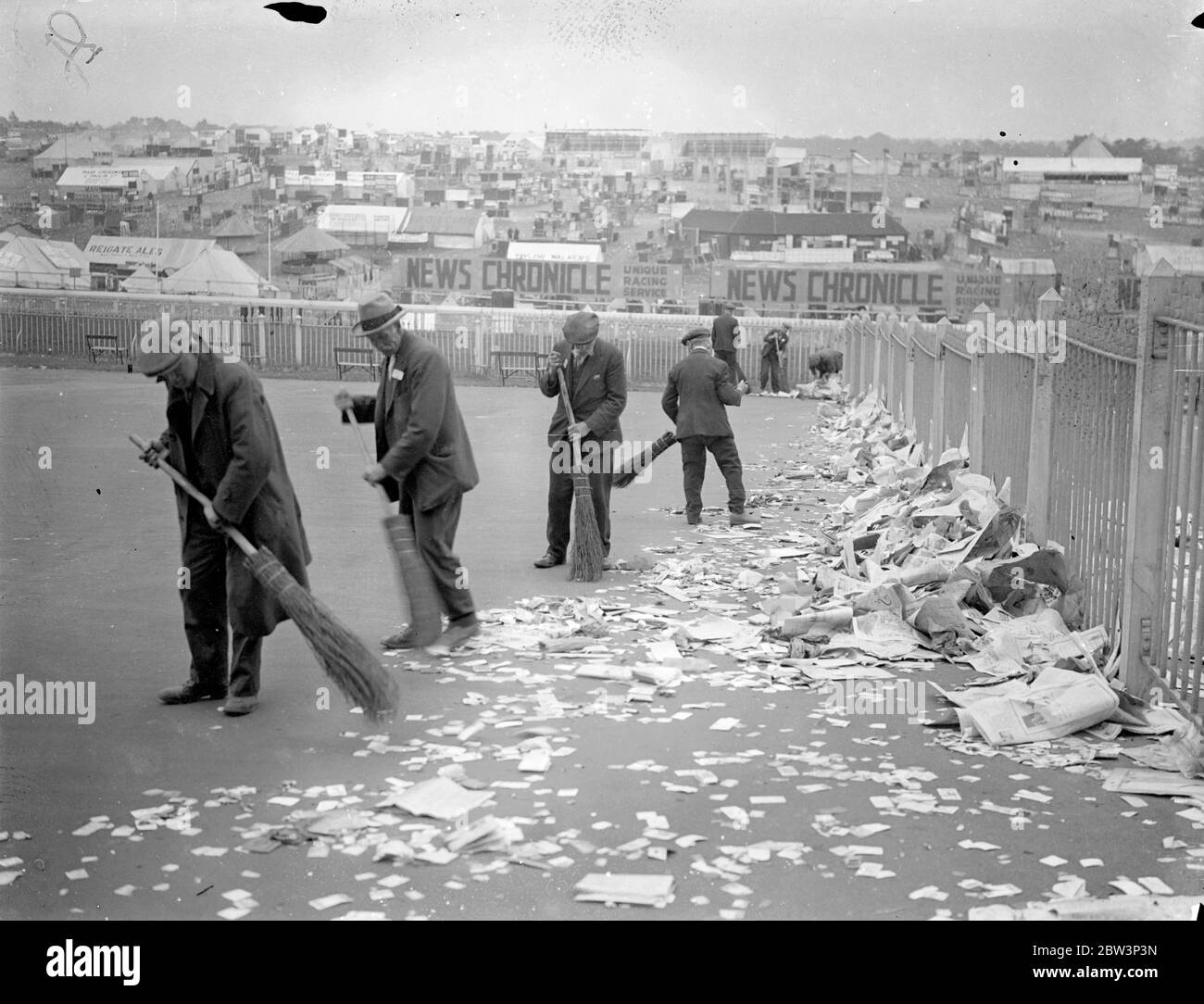 Pulizia di Epsom Downs dopo le folle di Derby . Un esercito di pulitori discese su Epsom Downs per rimuovere le tonnellate di rifiuti di esso lasciati dietro dalle folle di Derby . Foto spettacoli , pulizia su Epsom Downs questa mattina ( Giovedi ) . 28 maggio 1936 Foto Stock