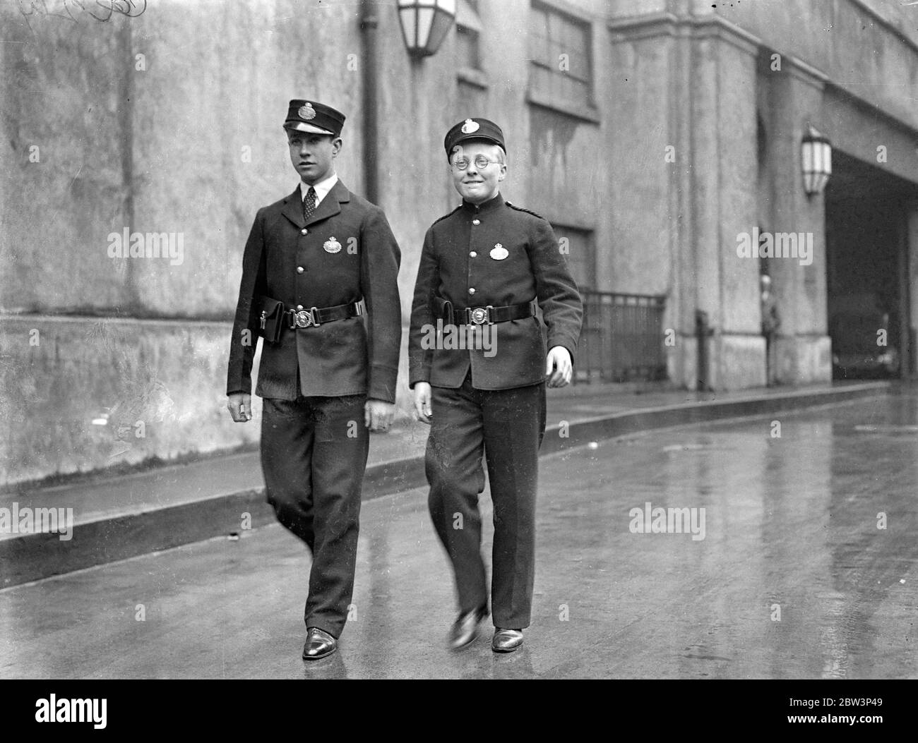 Smarter Uniformes per i ragazzi di messaggeria dell'ufficio postale - Open Collars i ragazzi di messaggeria dell'ufficio postale sono equipaggiati con uniformi più intelligenti . Il nuovo design include un colletto aperto e una borsa più grande per ospitare i telegrammi di saluto . Non c'è treccia sulle spalle . Foto spettacoli : la nuova uniforme ( con colletto aperto ) rispetto alla vecchia a Mount Pleasant 2 giu 1936 Foto Stock