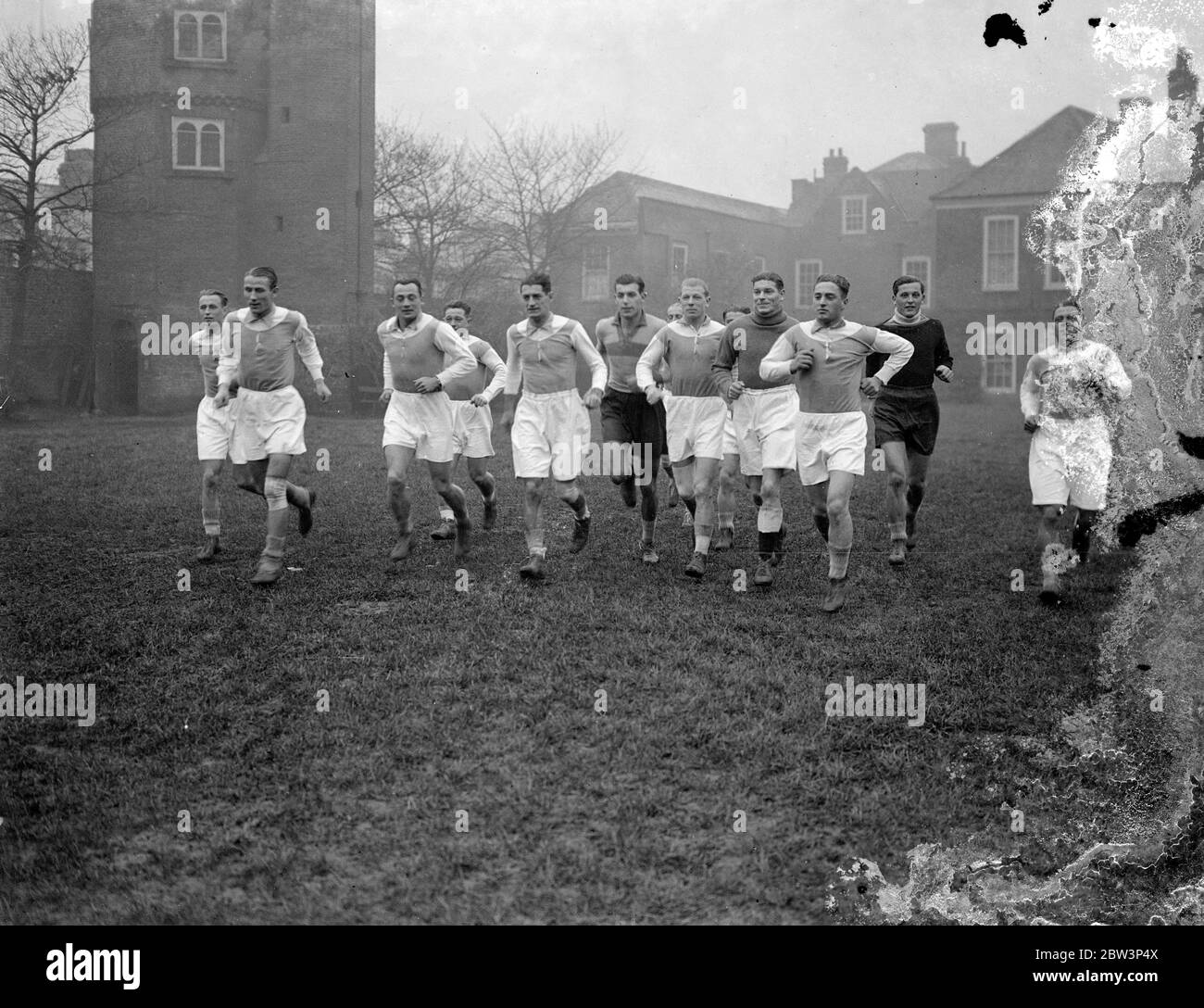 I calciatori austriaci si allenano a West Ham . Austria F C , vincitori della Coppa Austria , che sono arrivati a Londra per incontrare il prosciutto ad ovest lunedì all' inizio del loro tour inglese e scozzese praticato nel campo del prosciutto ad ovest a upto Park . Il team comprende sei internazionali . Spettacoli fotografici , team che corre durante la formazione . 30 novembre 1935 Foto Stock