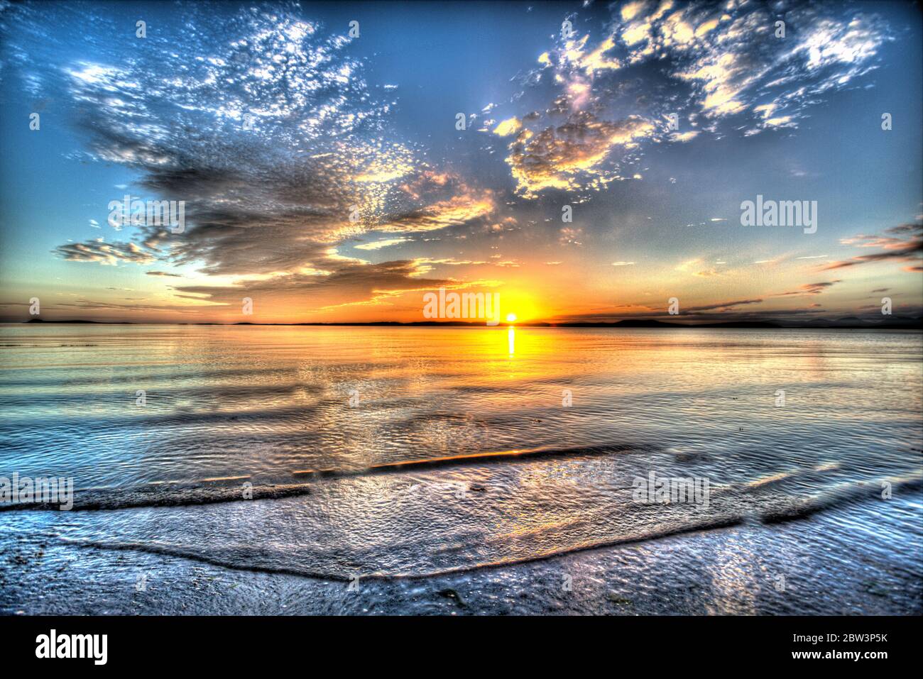 Isola di Gigha, Scozia. Vista artistica del tramonto sul Sound of Gigha, con l'Isola di Gigha sullo sfondo. Foto Stock